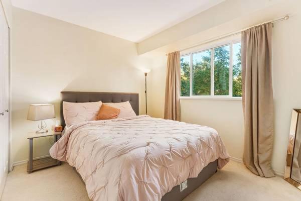 Six-Bedroom House photo 3