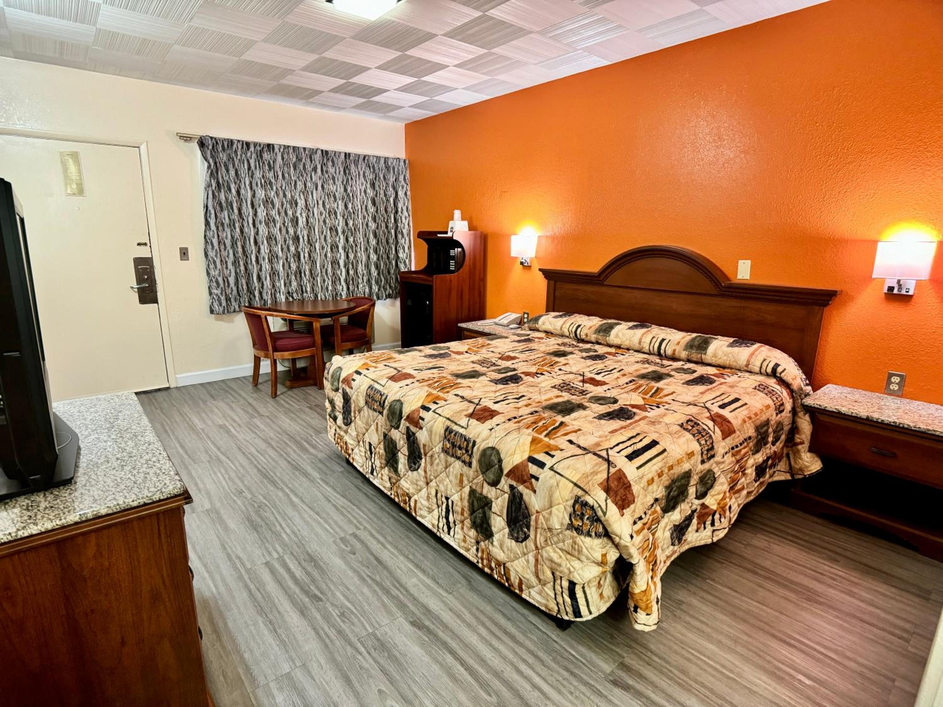 King Room - Non-Smoking - Photo 2