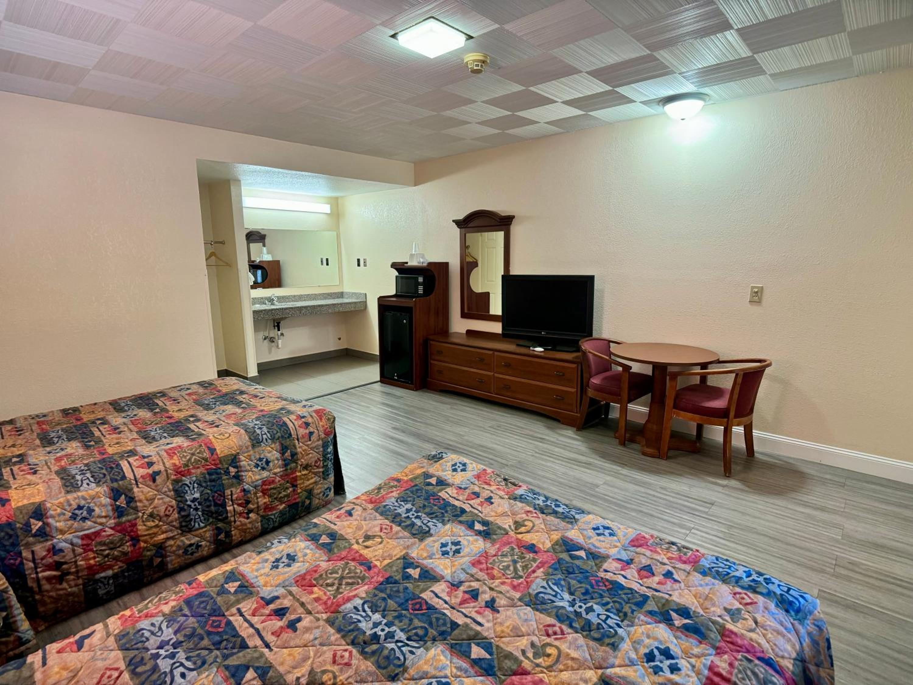 Queen Room with Two Queen Beds - Photo 2