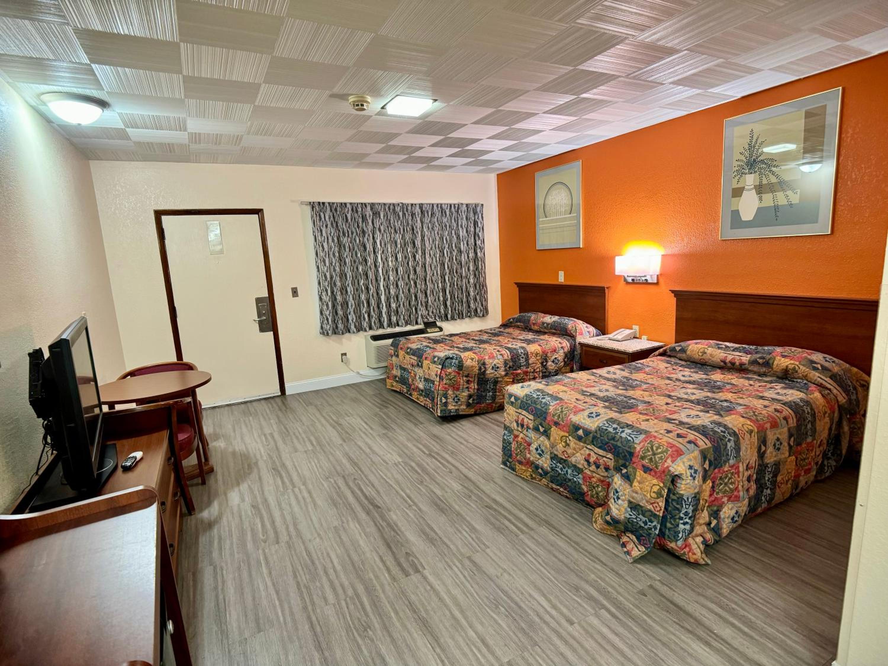 Queen Room with Two Queen Beds - Photo 3
