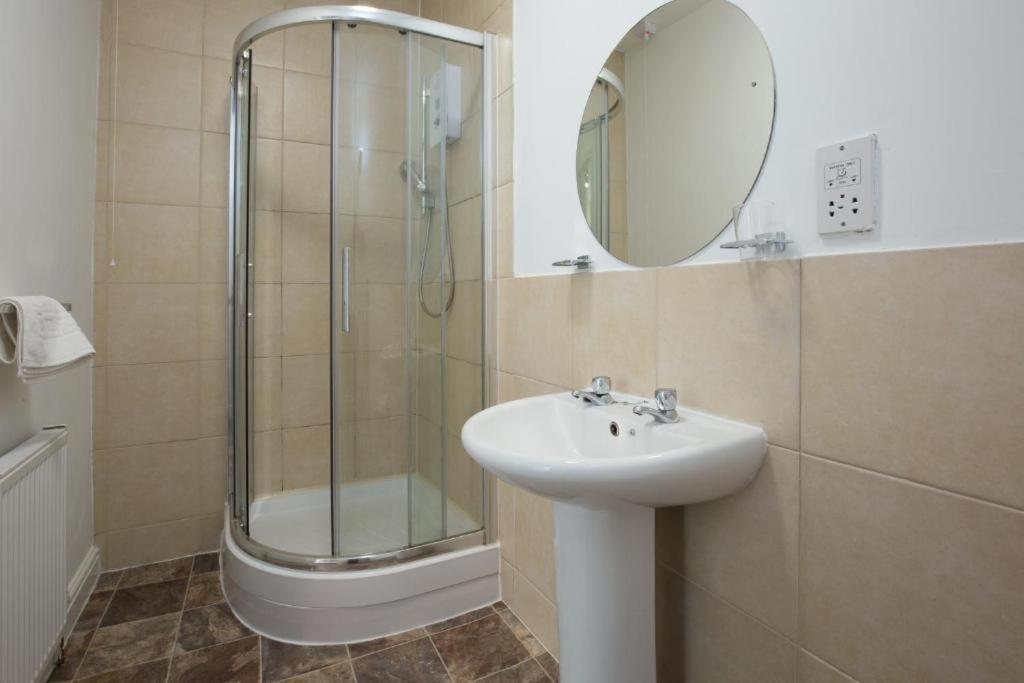 Twin Room with Private Bathroom - Photo 3