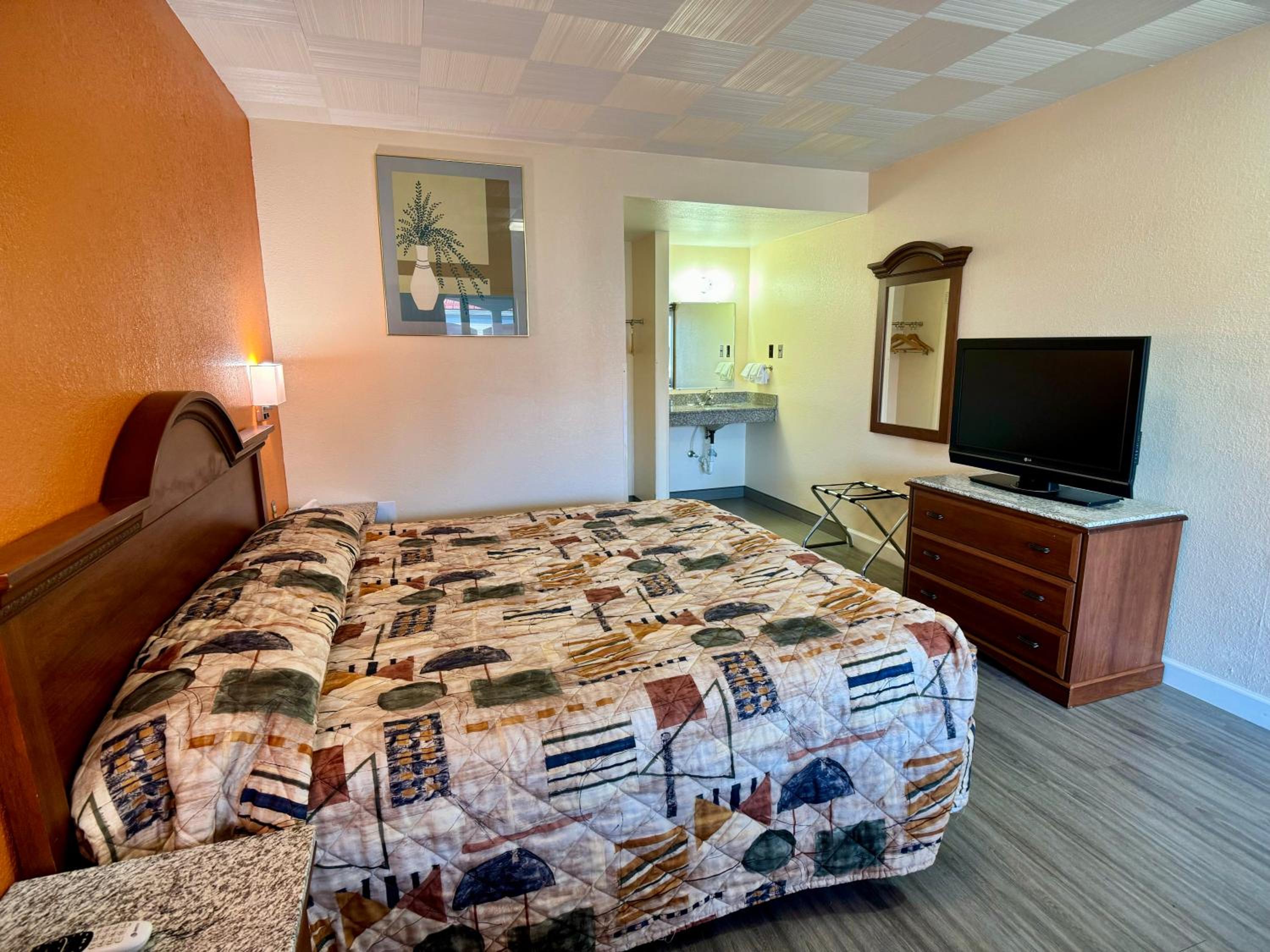 King Room - Non-Smoking - Photo 3