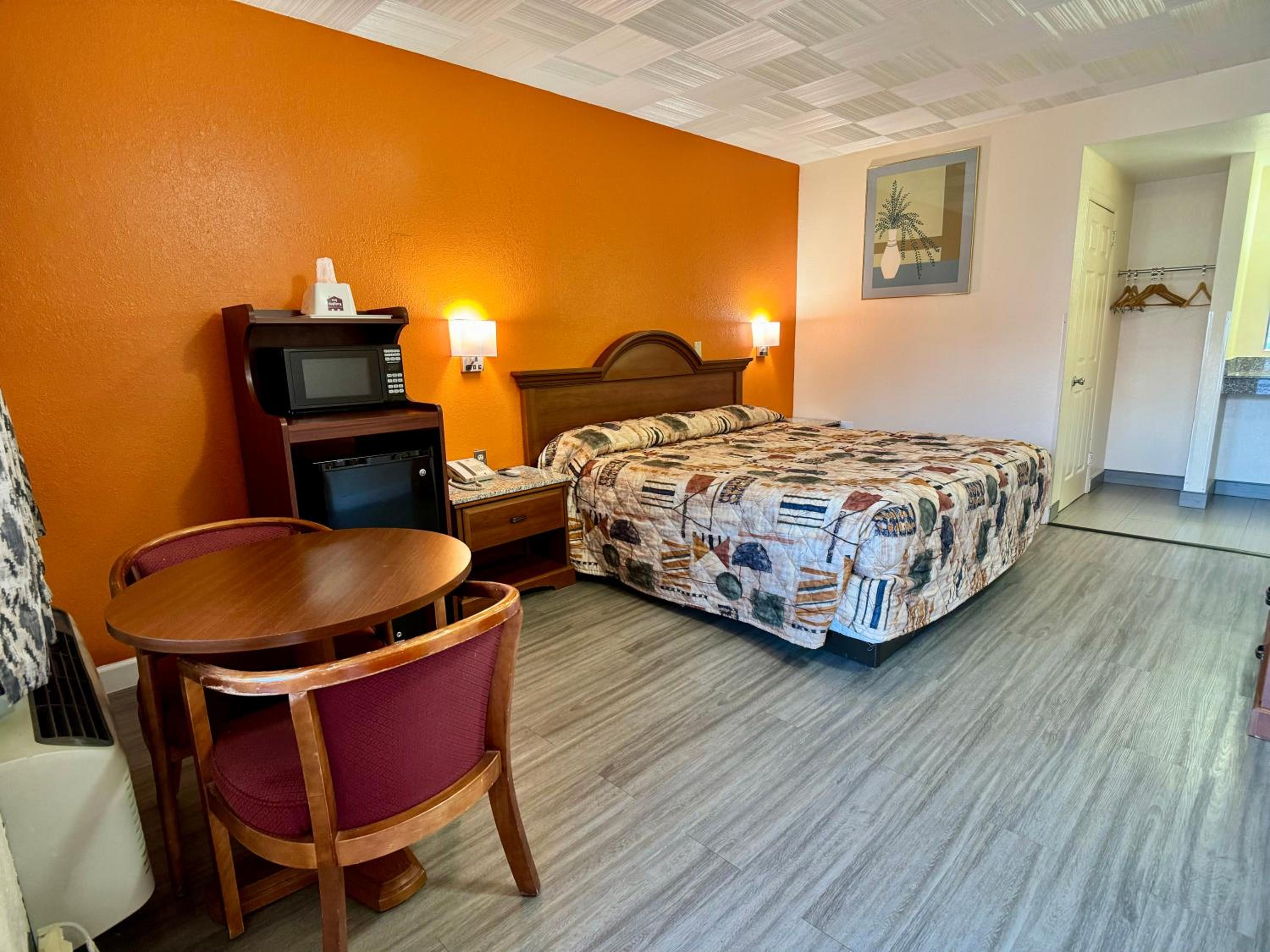 King Room - Non-Smoking - Photo 4