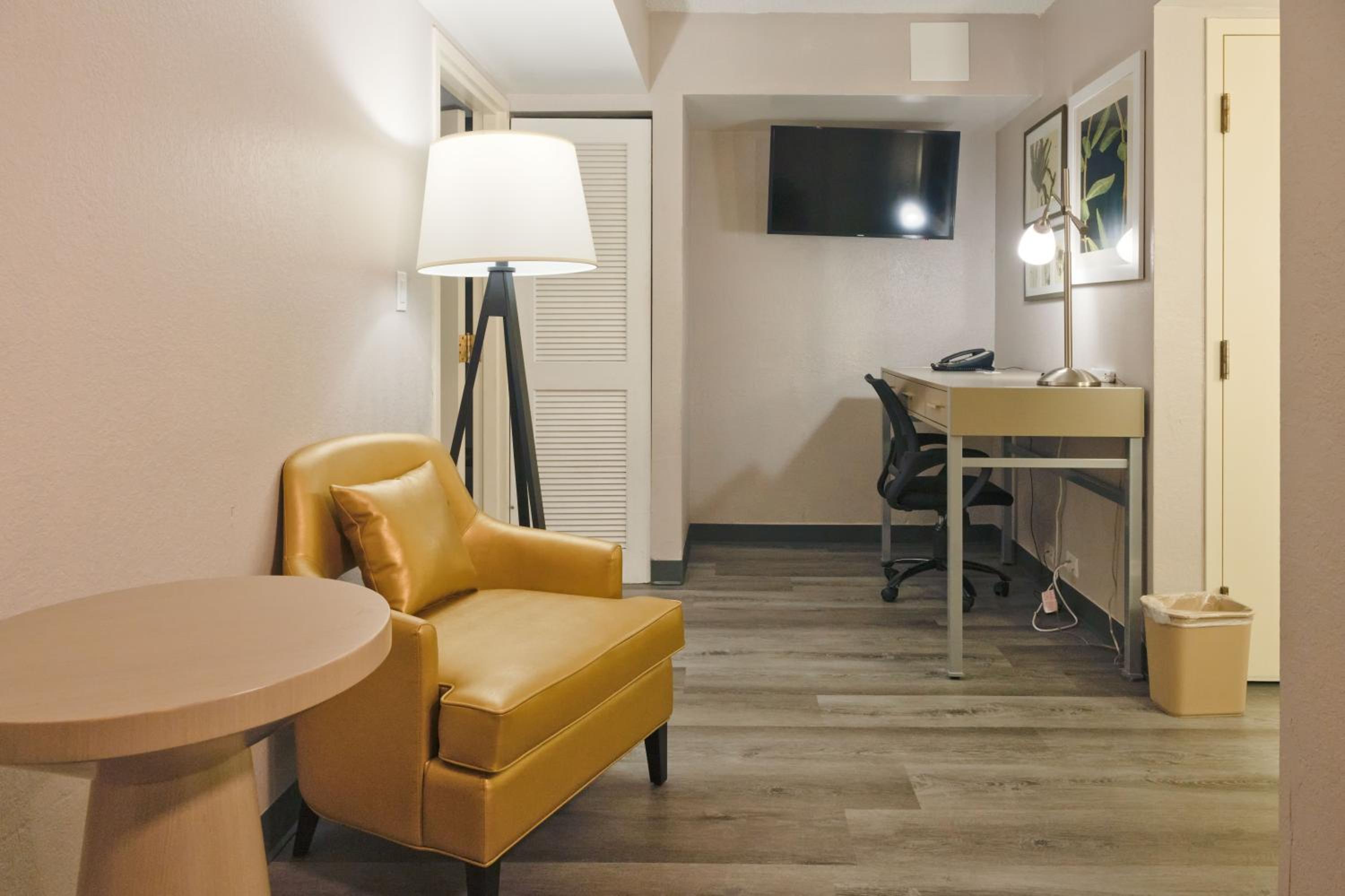 One-Bedroom King Suite - Non-Smoking - Photo 7