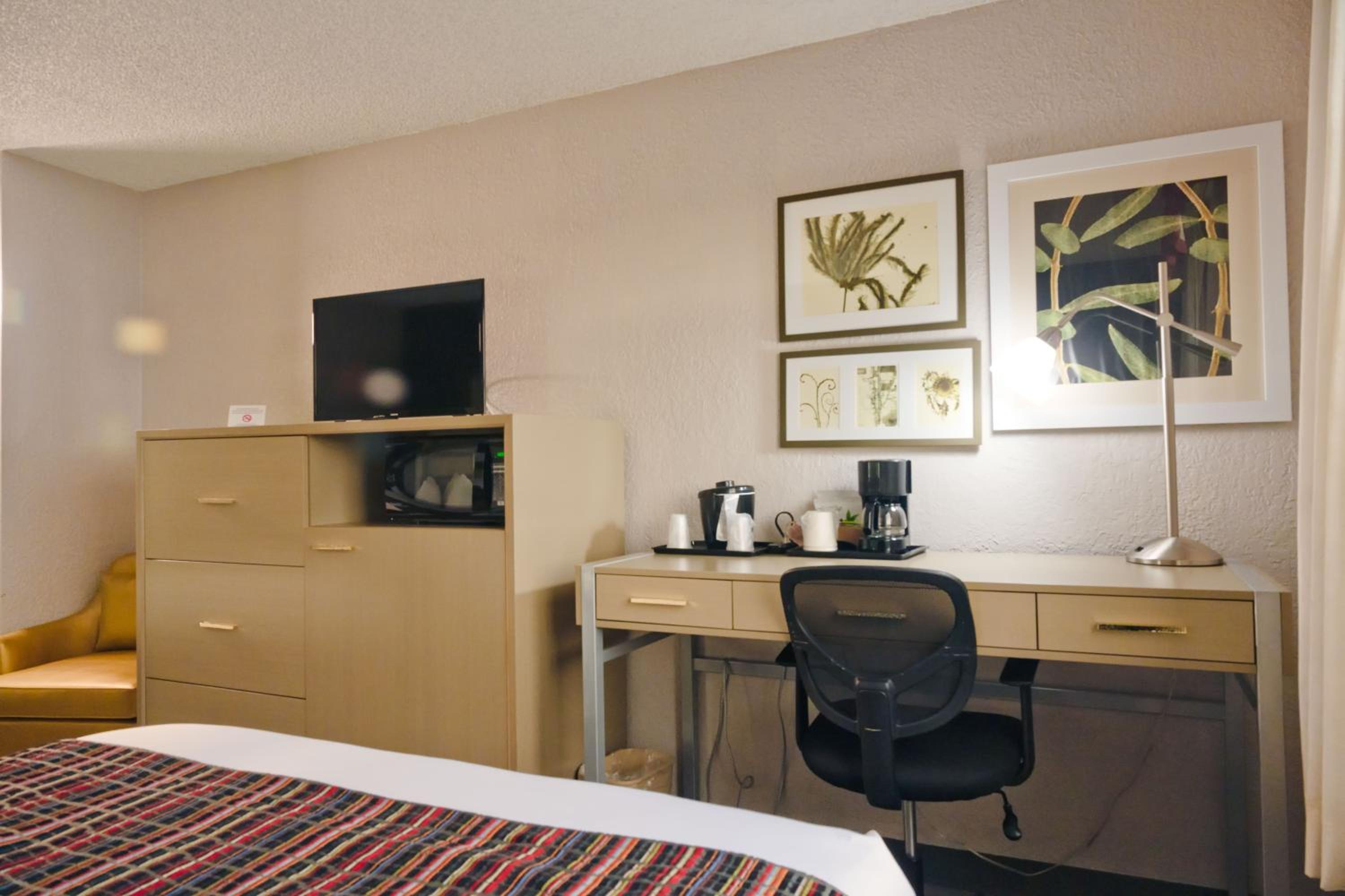 King Room - Non-Smoking - Photo 7