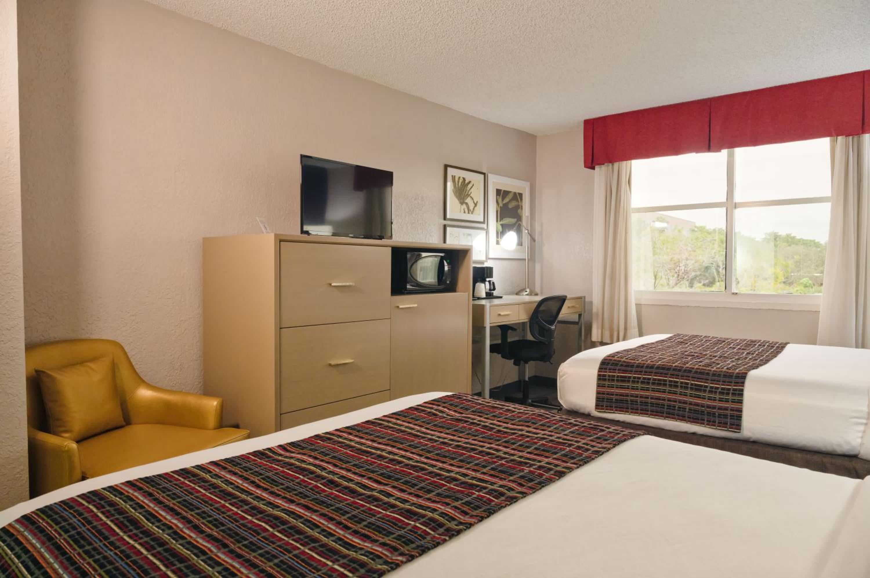 Queen Room with Two Queen Beds and Lake View - Non-Smoking - Photo 8