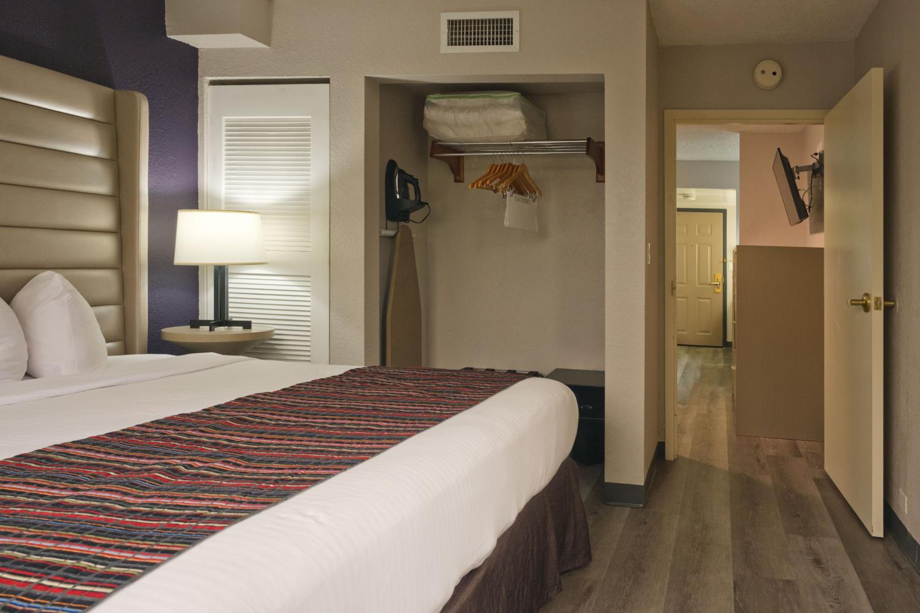 One-Bedroom King Suite - Non-Smoking - Photo 5