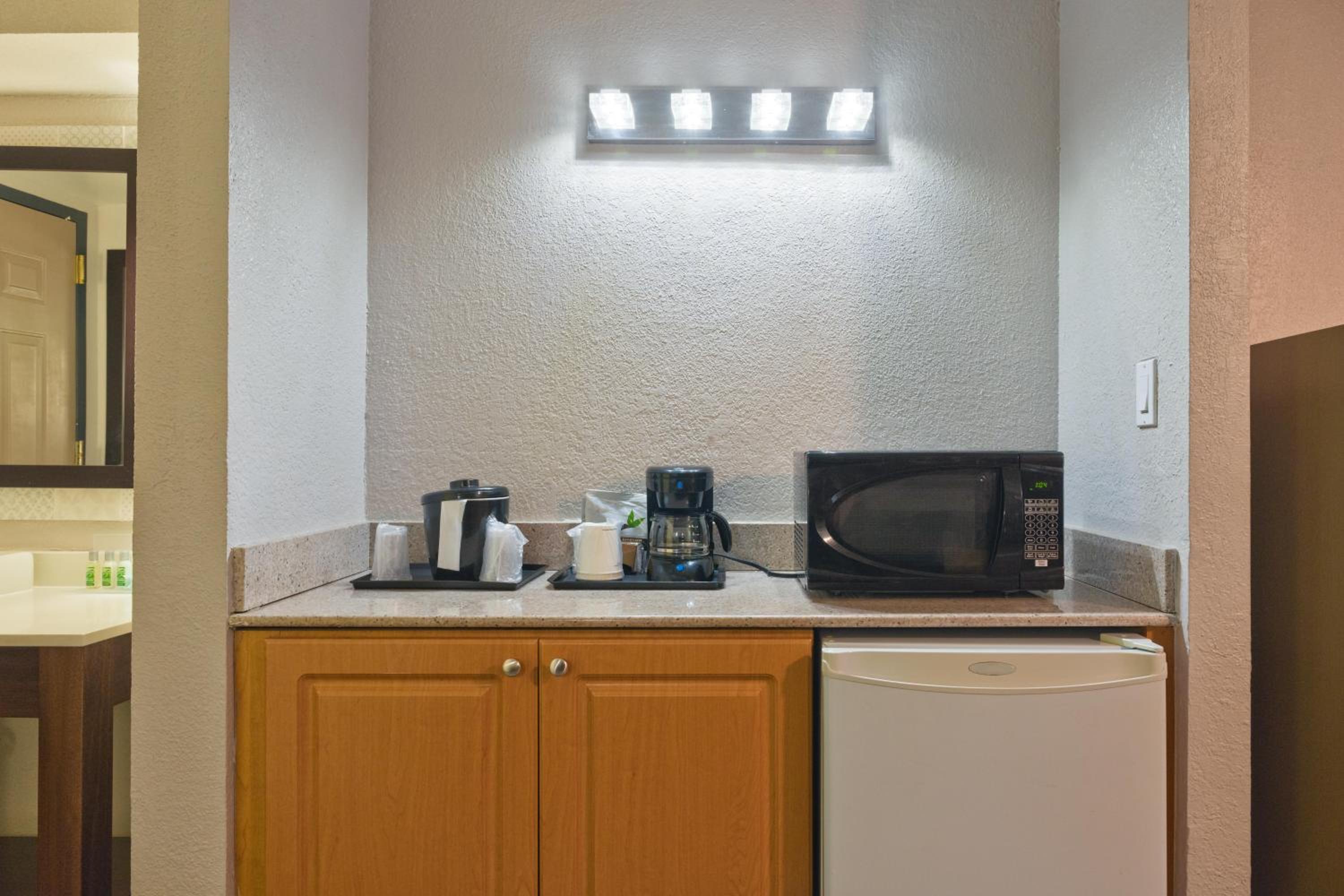 One-Bedroom King Suite - Non-Smoking - Photo 4