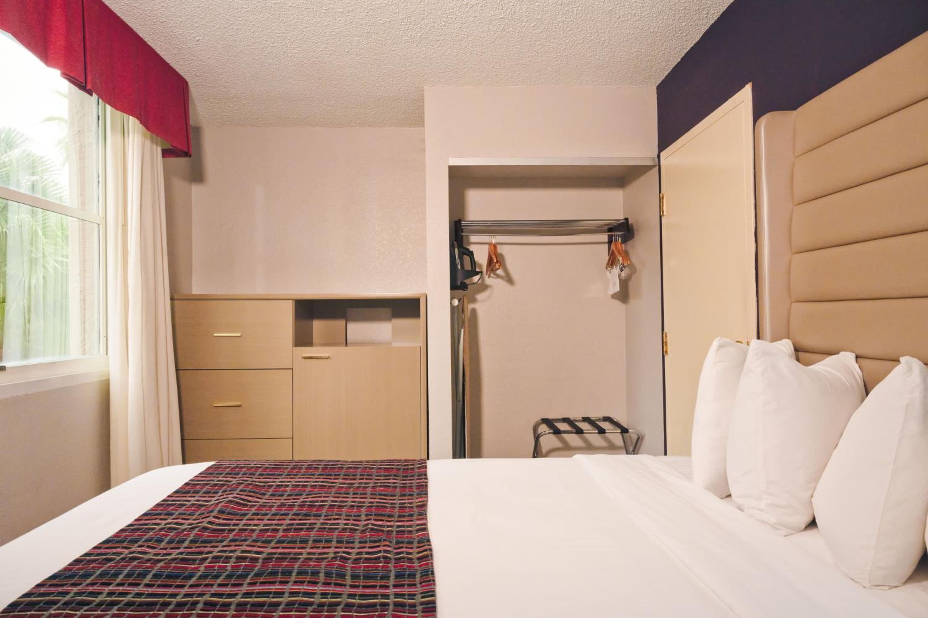 Queen Room with Two Queen Beds and Lake View - Non-Smoking - Photo 3