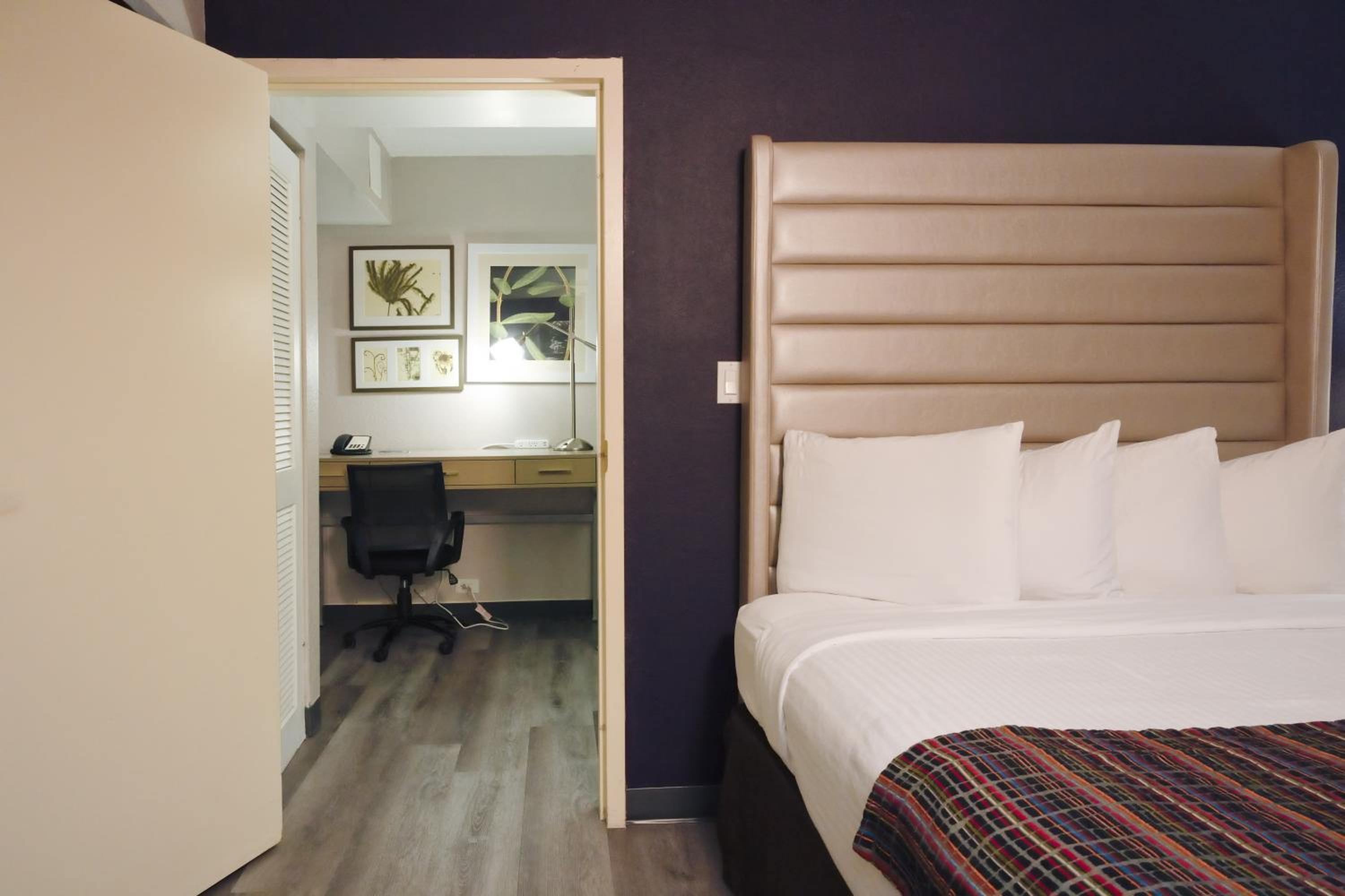 One-Bedroom Suite with Two Queen Beds - Non-Smoking - Photo 8