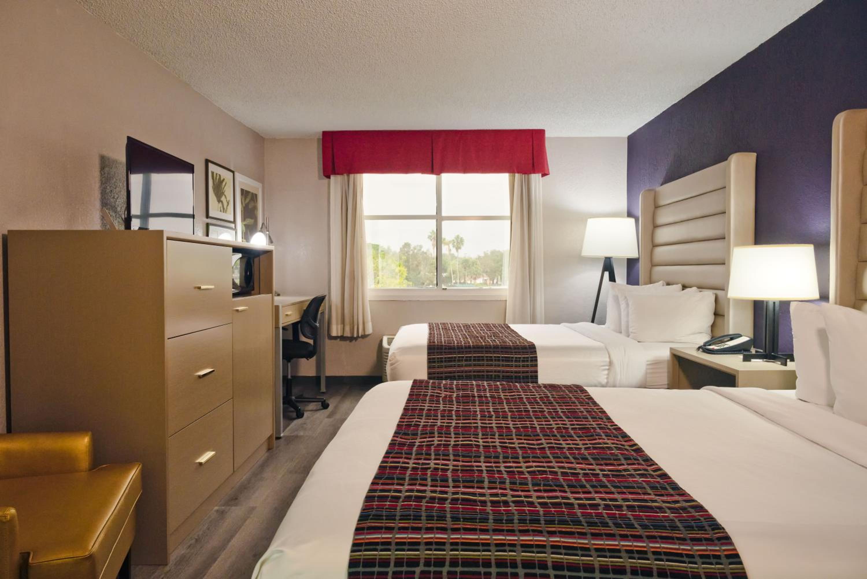 Queen Room with Two Queen Beds and Lake View - Non-Smoking - Photo 4