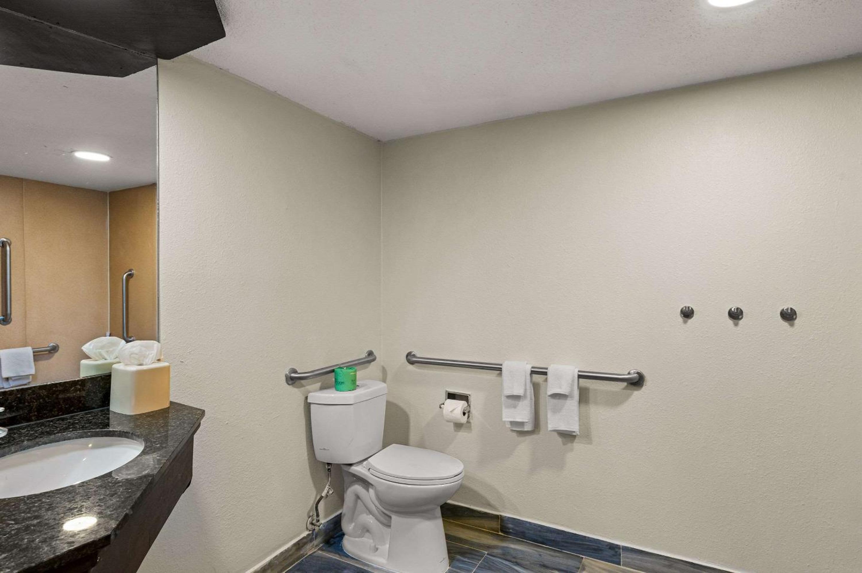 Double Room - Accessible/Smoking - Photo 3