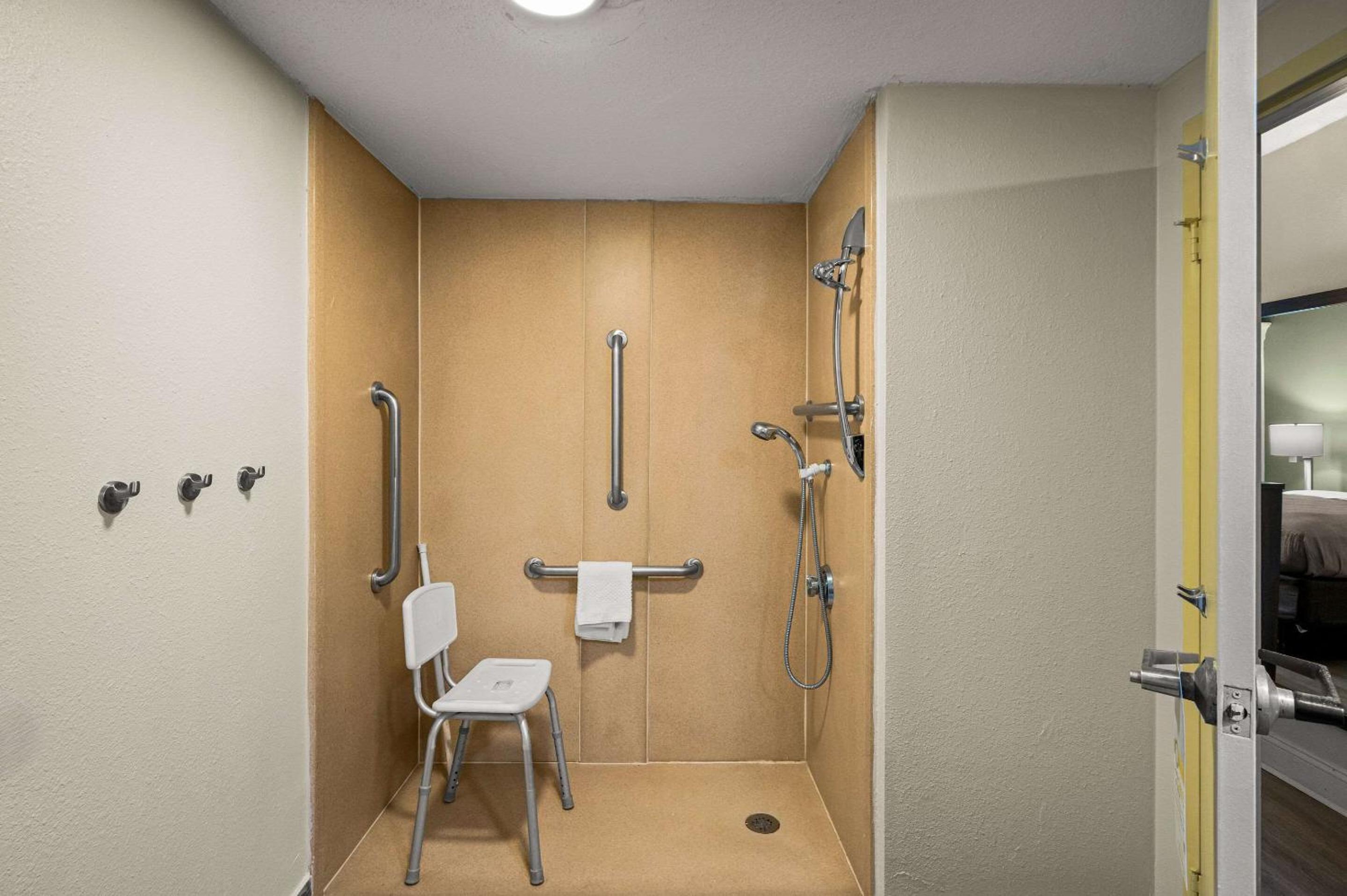 Double Room - Accessible/Smoking - Photo 2