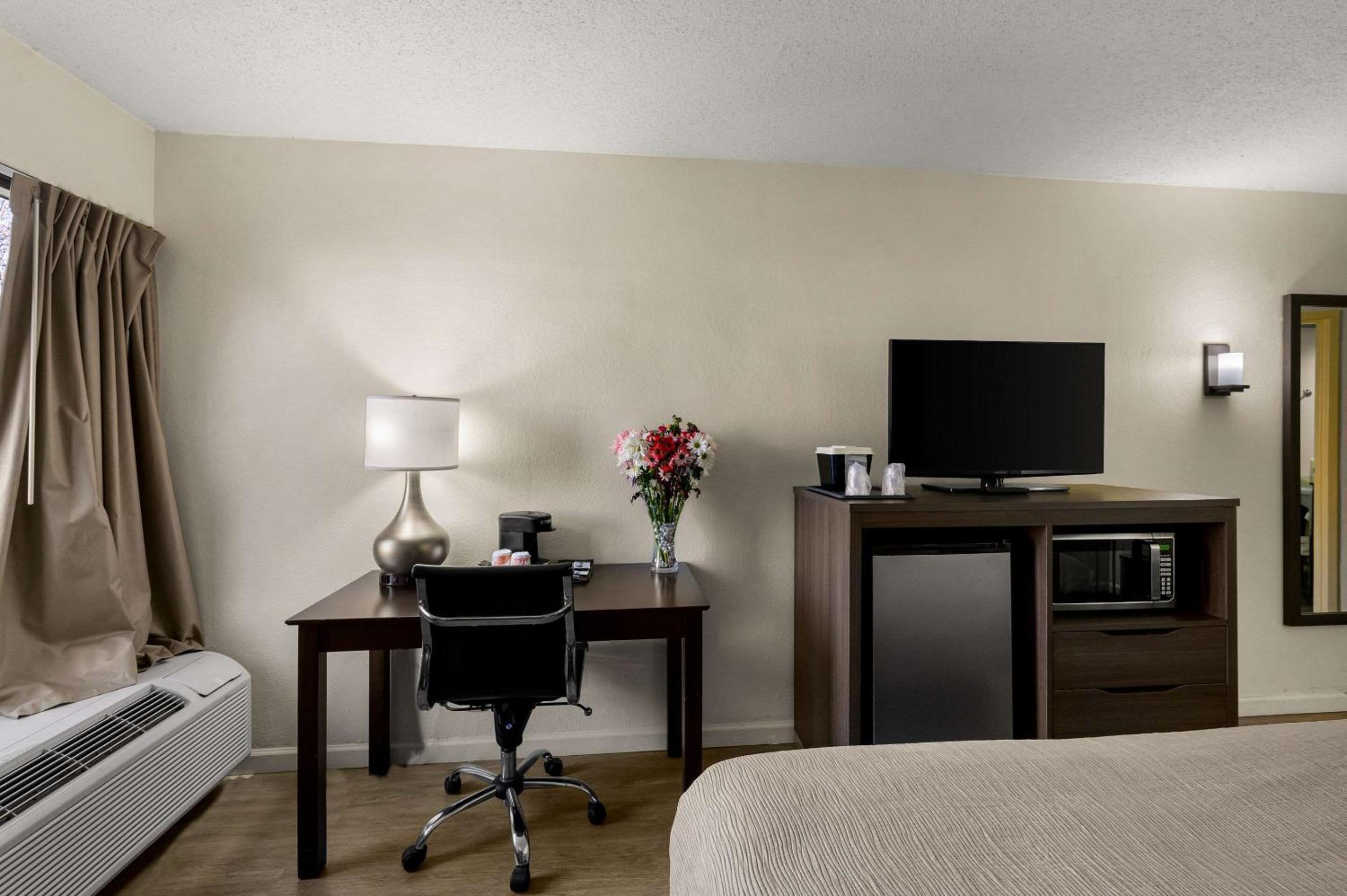 King Room - Non-Smoking - Photo 4