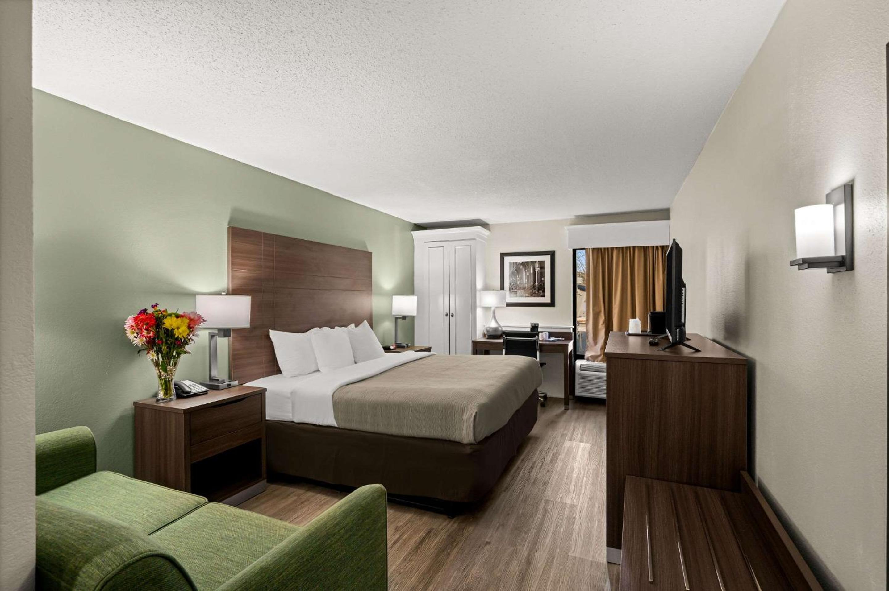 King Suite - Non-Smoking - Photo 1
