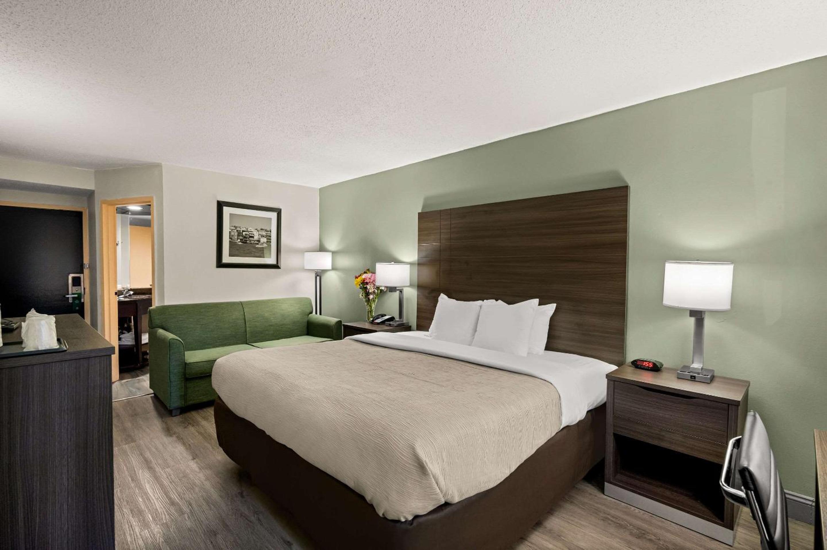 King Suite - Non-Smoking - Photo 3