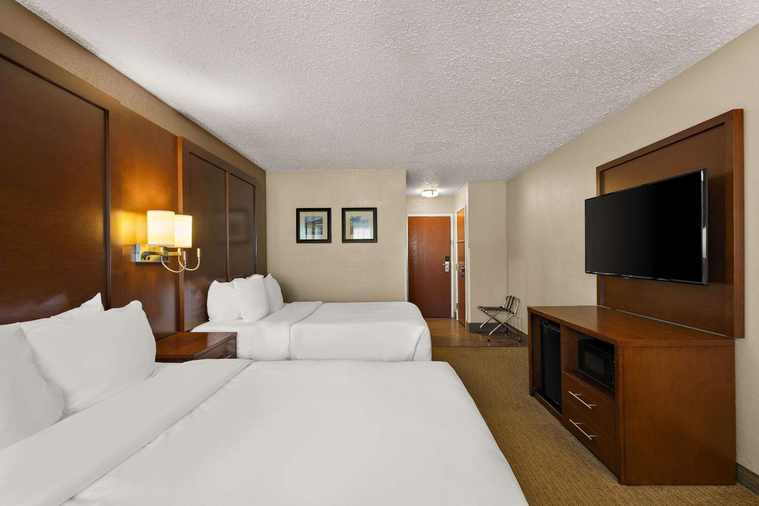 Queen Room with Two Queen Beds - Photo 6