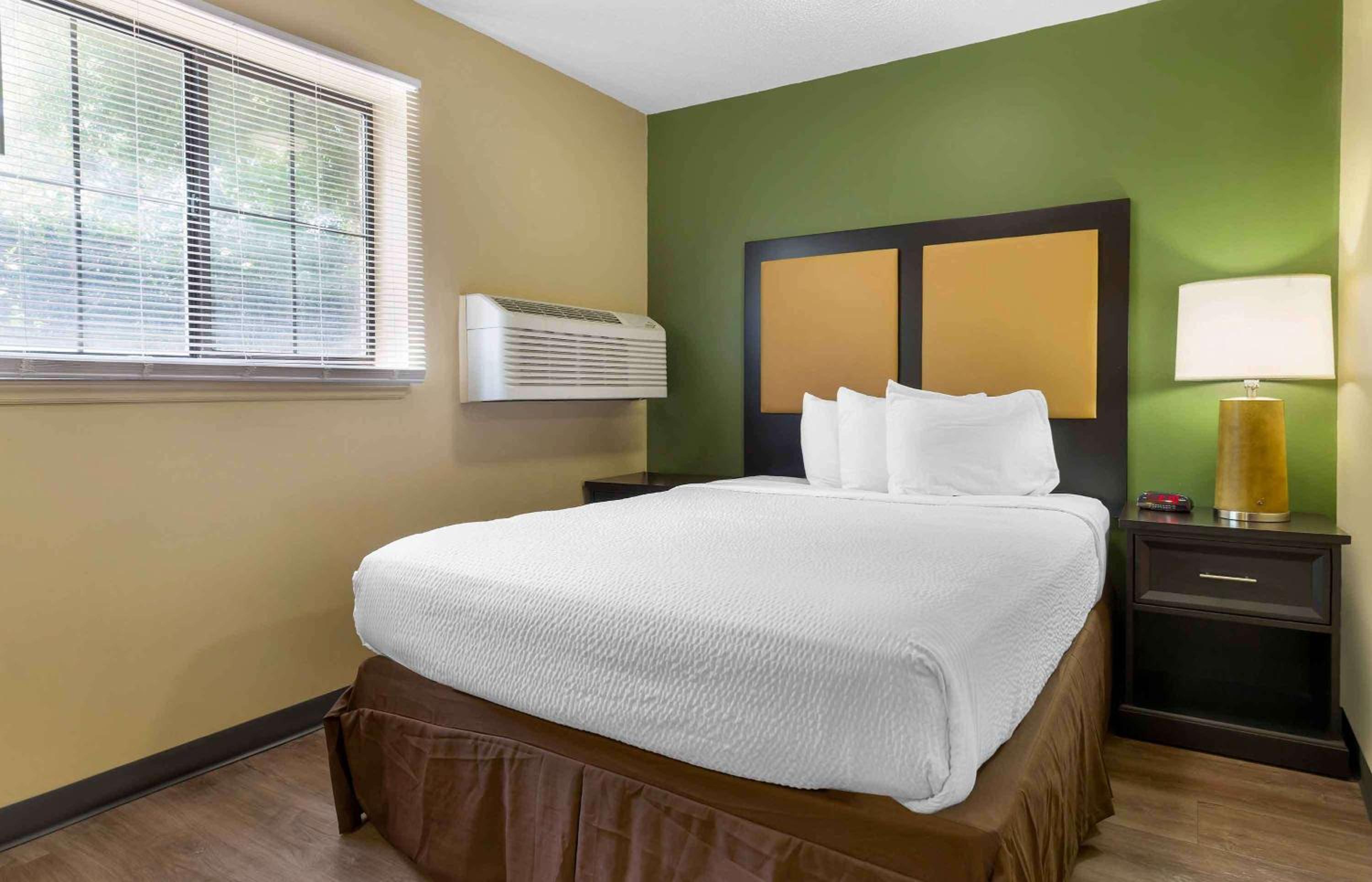 Deluxe Studio With 1 Queen Bed - Non-Smoking