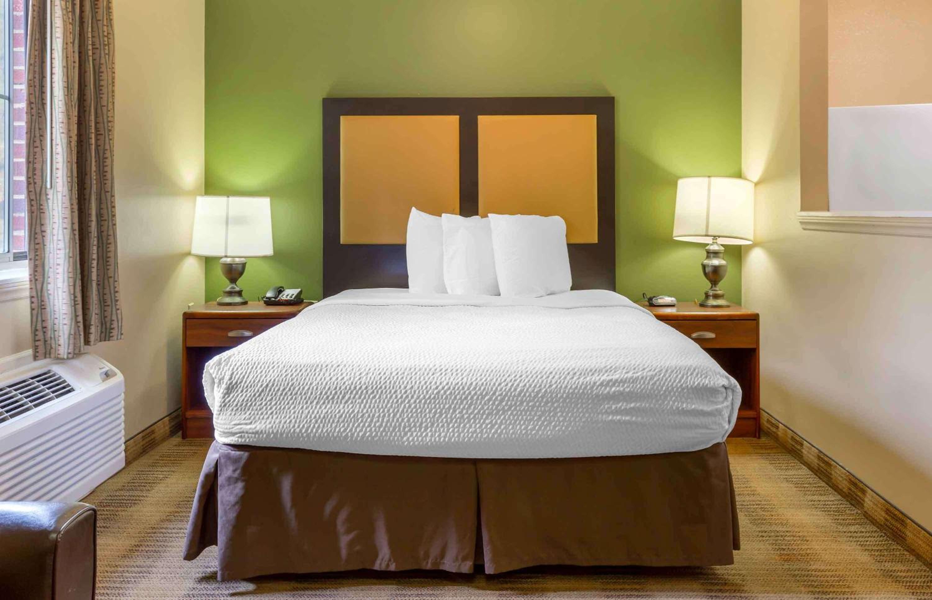 Deluxe Studio with 1 Queen Bed - Non-Smoking - Photo 10
