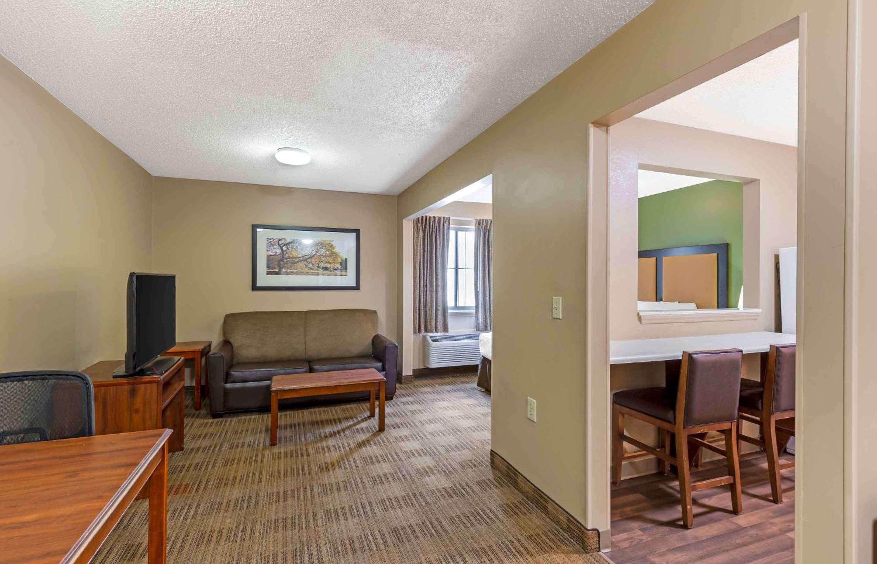 Deluxe Studio with 1 Queen Bed - Non-Smoking - Photo 12