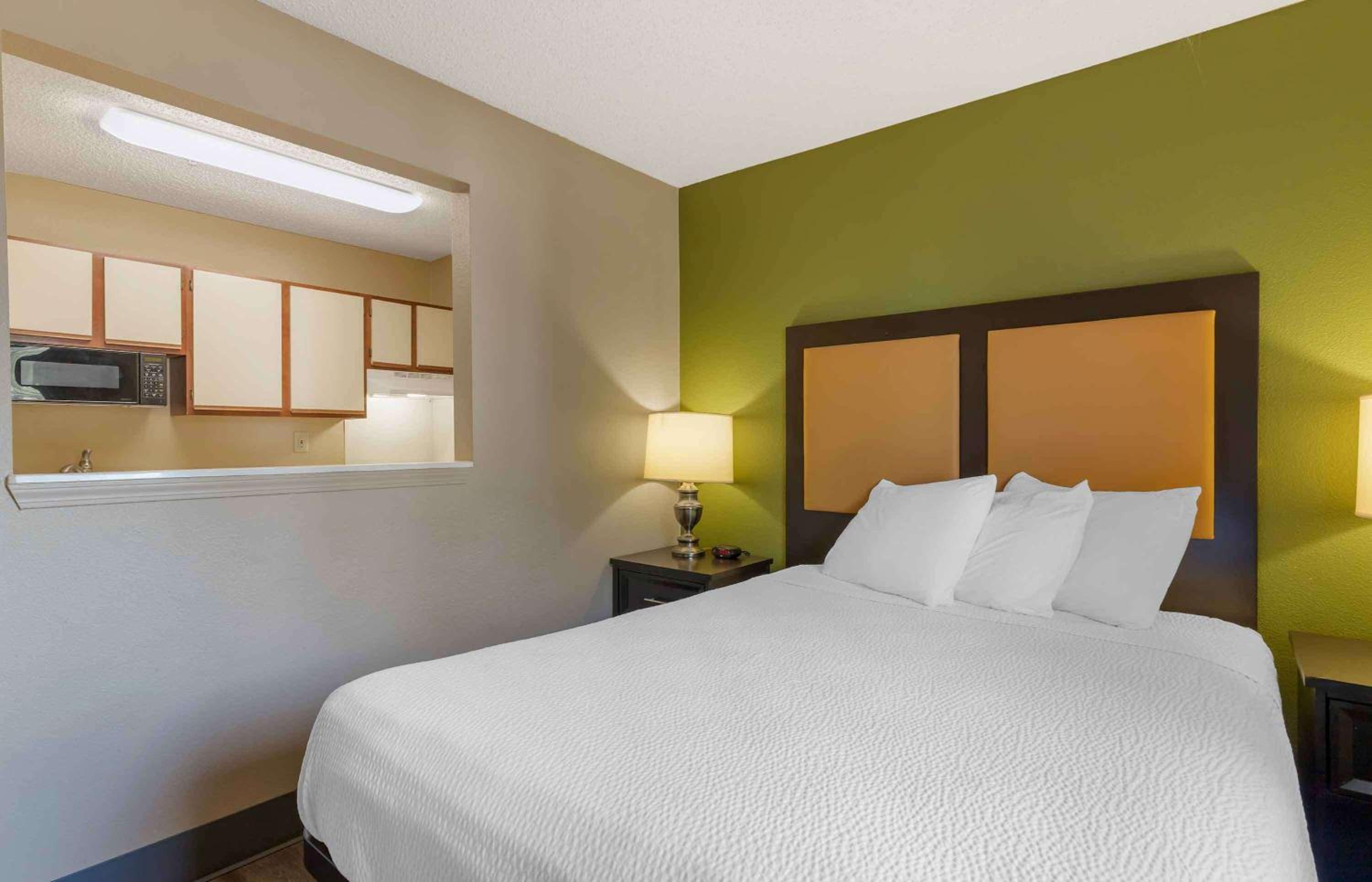 Deluxe Studio with 1 Queen Bed - Non-Smoking - Photo 1