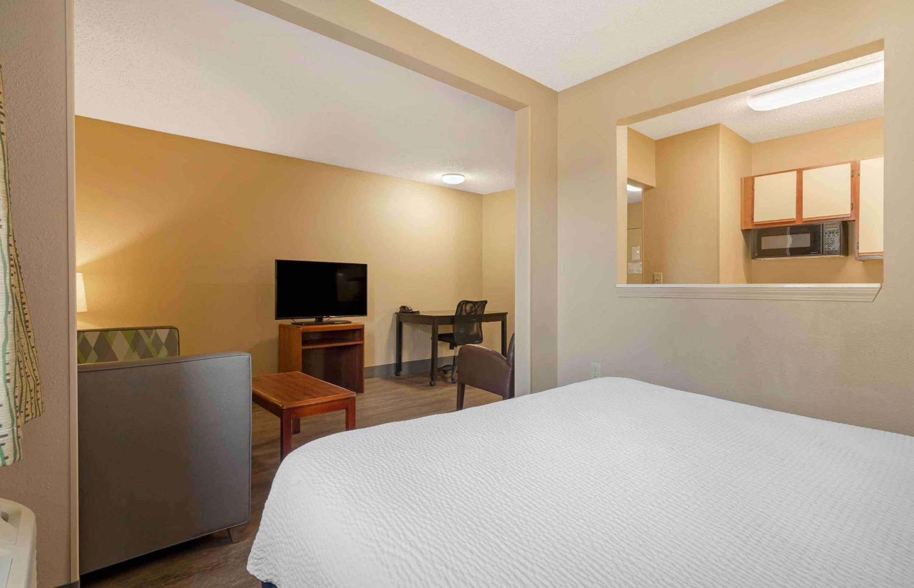 Deluxe Studio with 1 Queen Bed - Non-Smoking - Photo 10