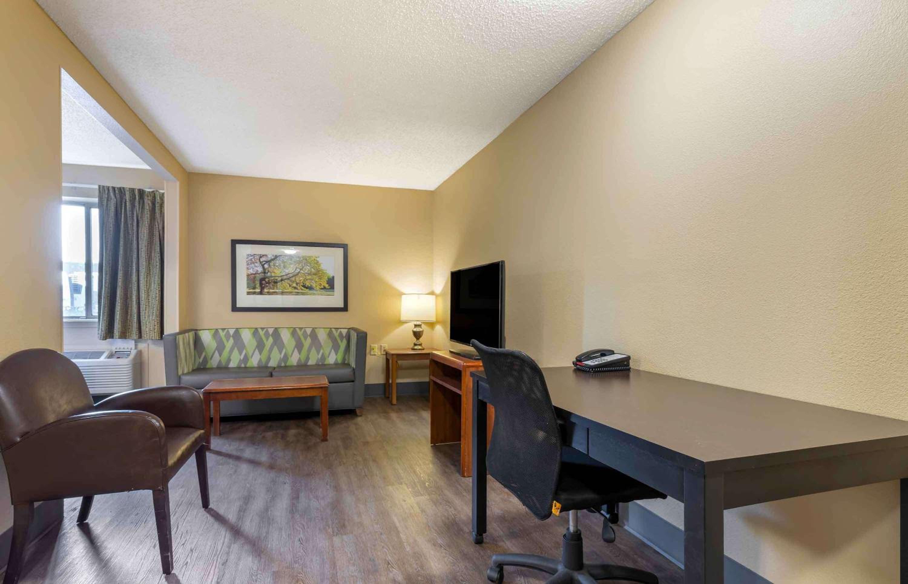 Deluxe Studio with 1 Queen Bed - Non-Smoking - Photo 11