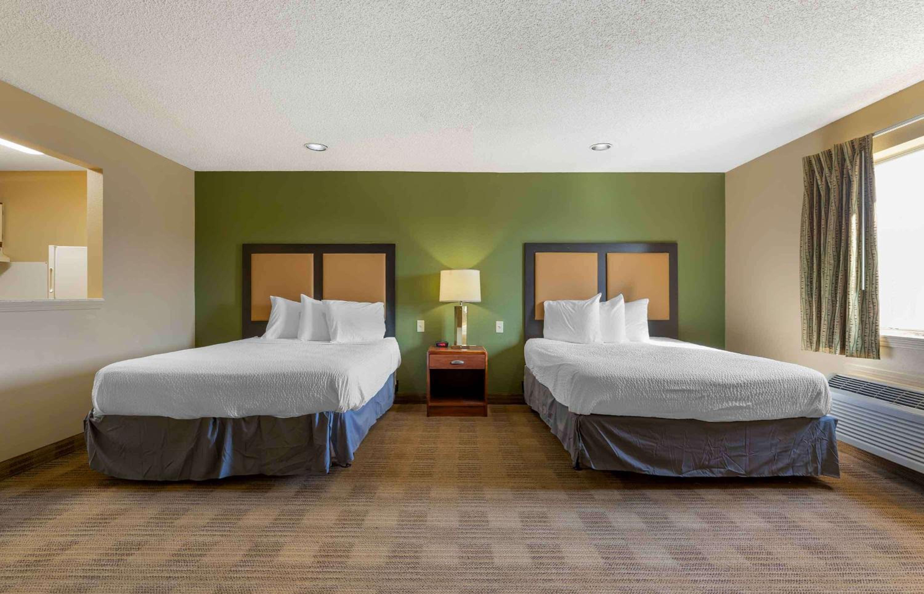 Deluxe Studio with 2 Queen Beds - Non-Smoking - Photo 2