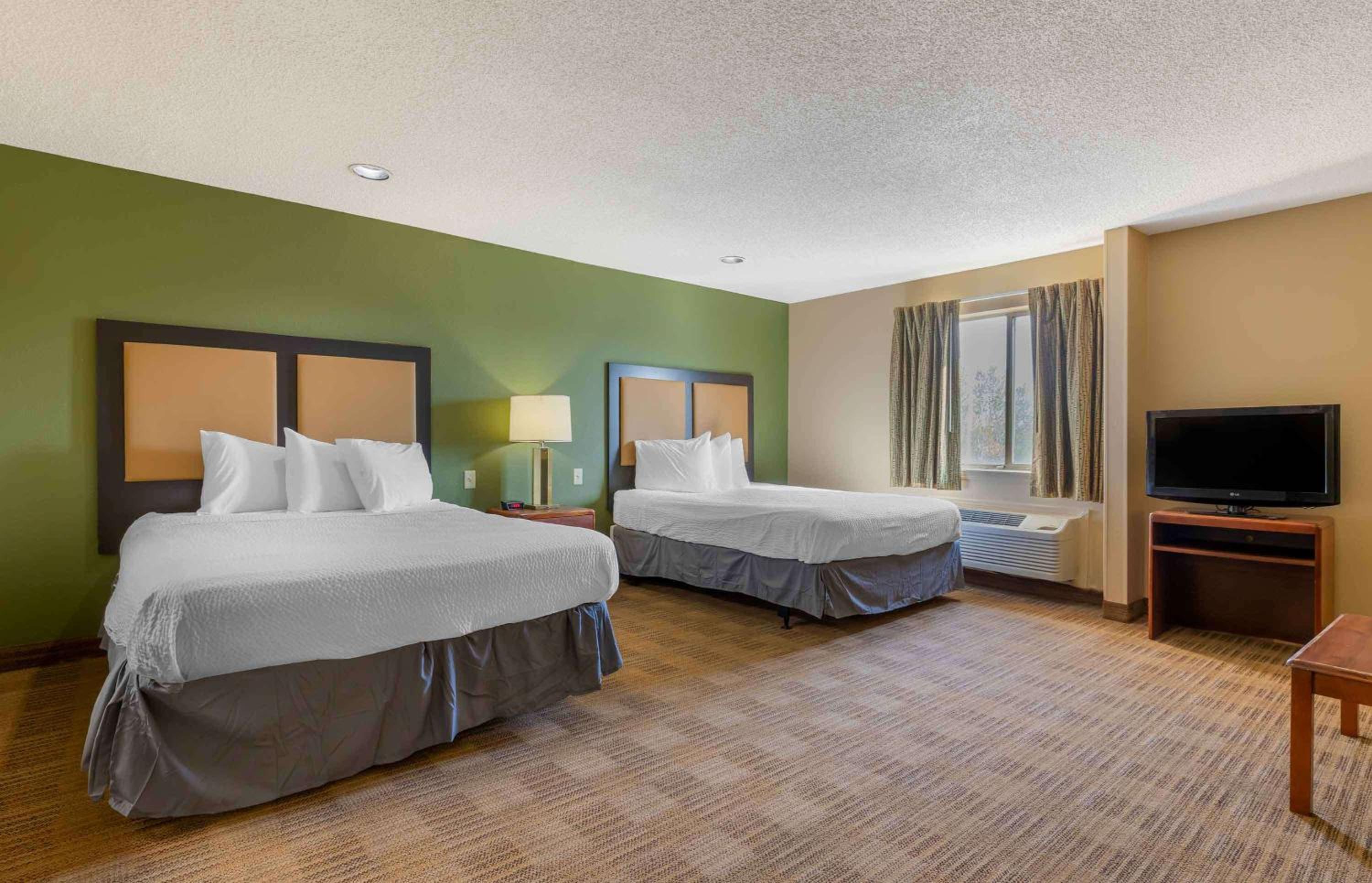 Deluxe Studio with 2 Queen Beds - Non-Smoking - Photo 1