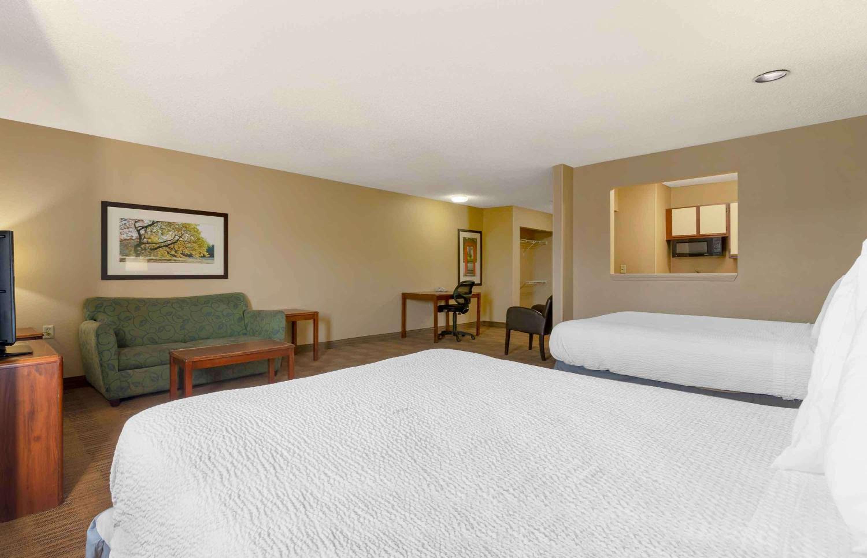 Deluxe Studio with 2 Queen Beds - Non-Smoking - Photo 3