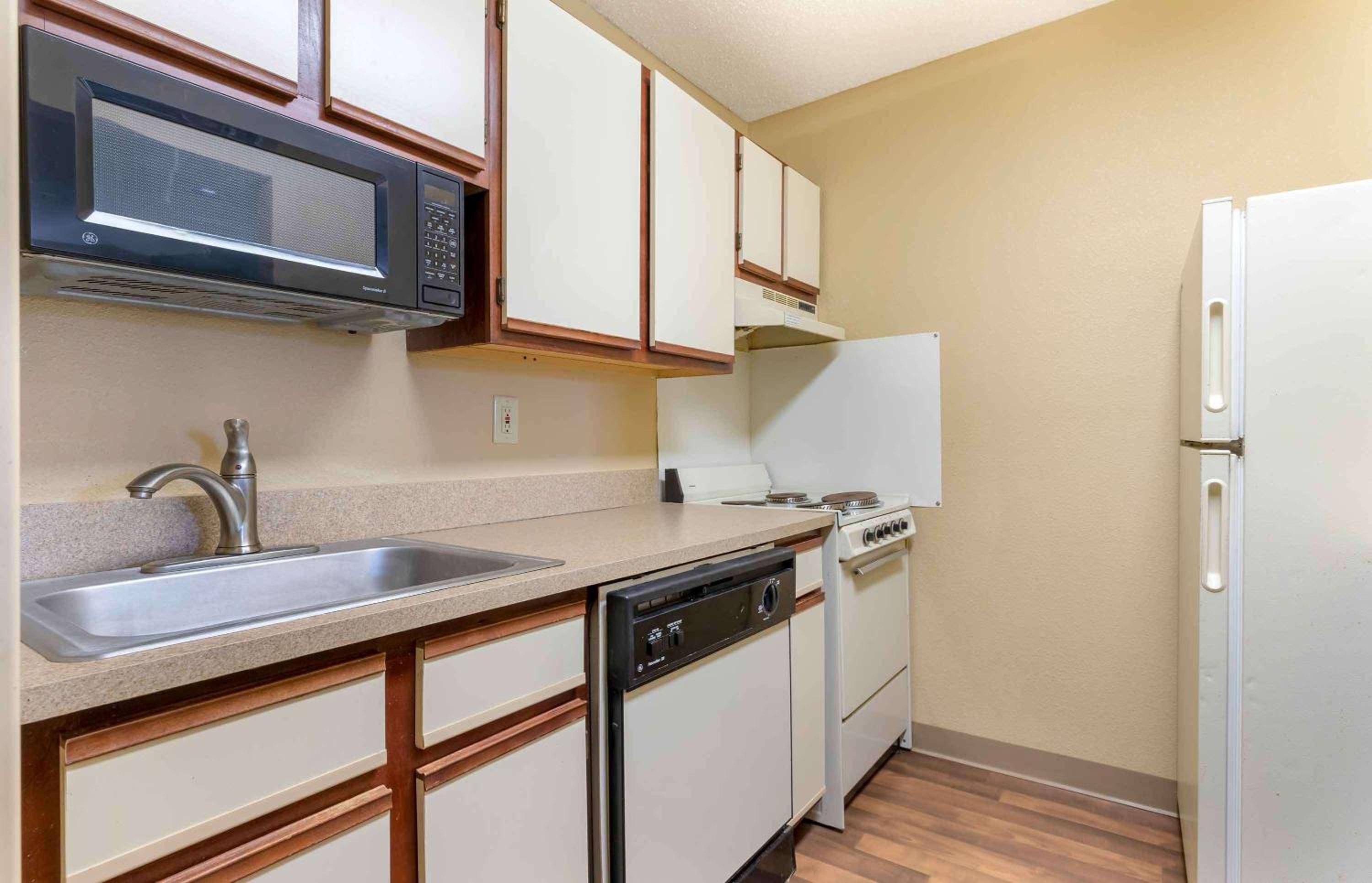 Deluxe Studio with 2 Queen Beds - Non-Smoking - Photo 4