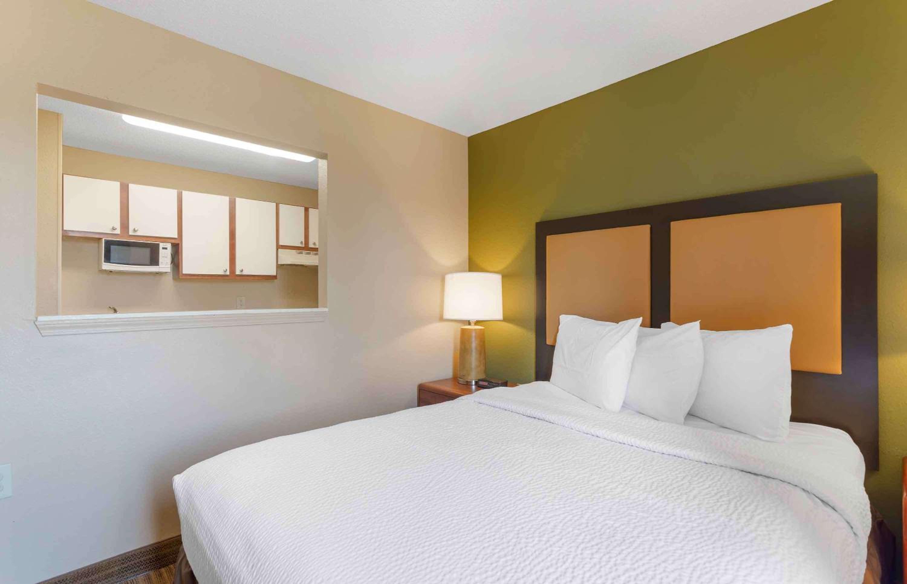 Deluxe Studio with 1 Queen Bed - Non-Smoking - Photo 1