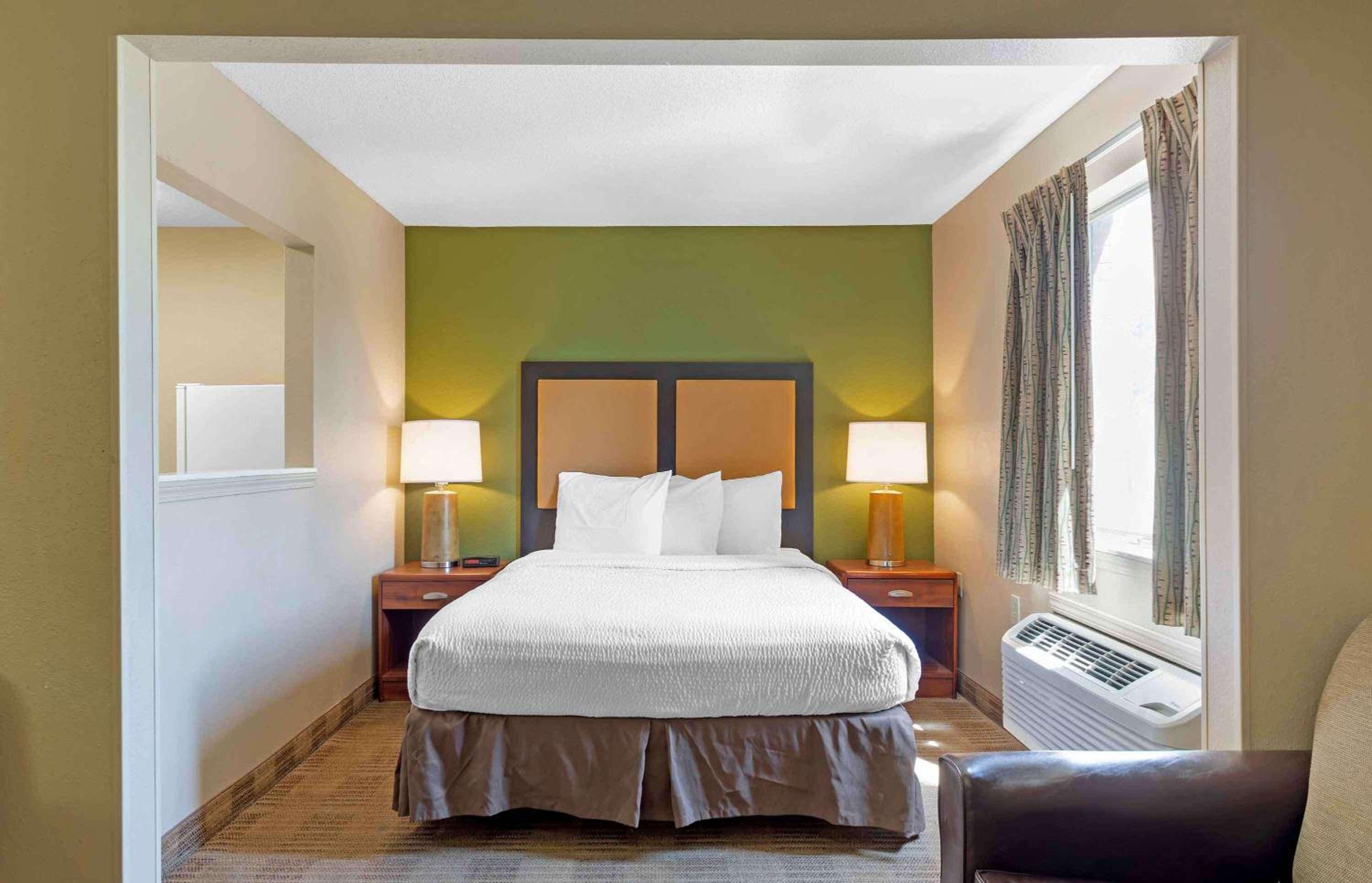 Deluxe Studio with 1 Queen Bed - Non-Smoking - Photo 7