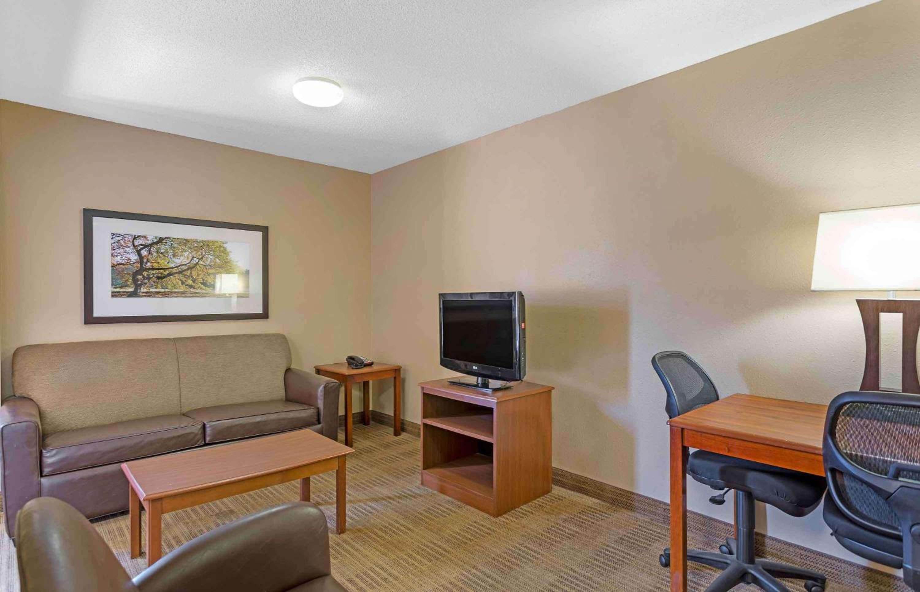 Deluxe Studio with 1 Queen Bed - Non-Smoking - Photo 9
