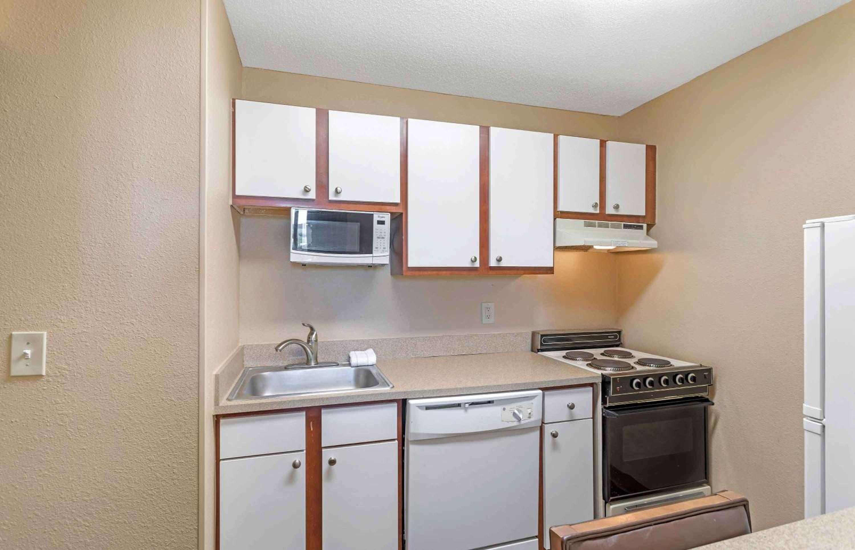 Deluxe Studio with 1 Queen Bed - Non-Smoking - Photo 8