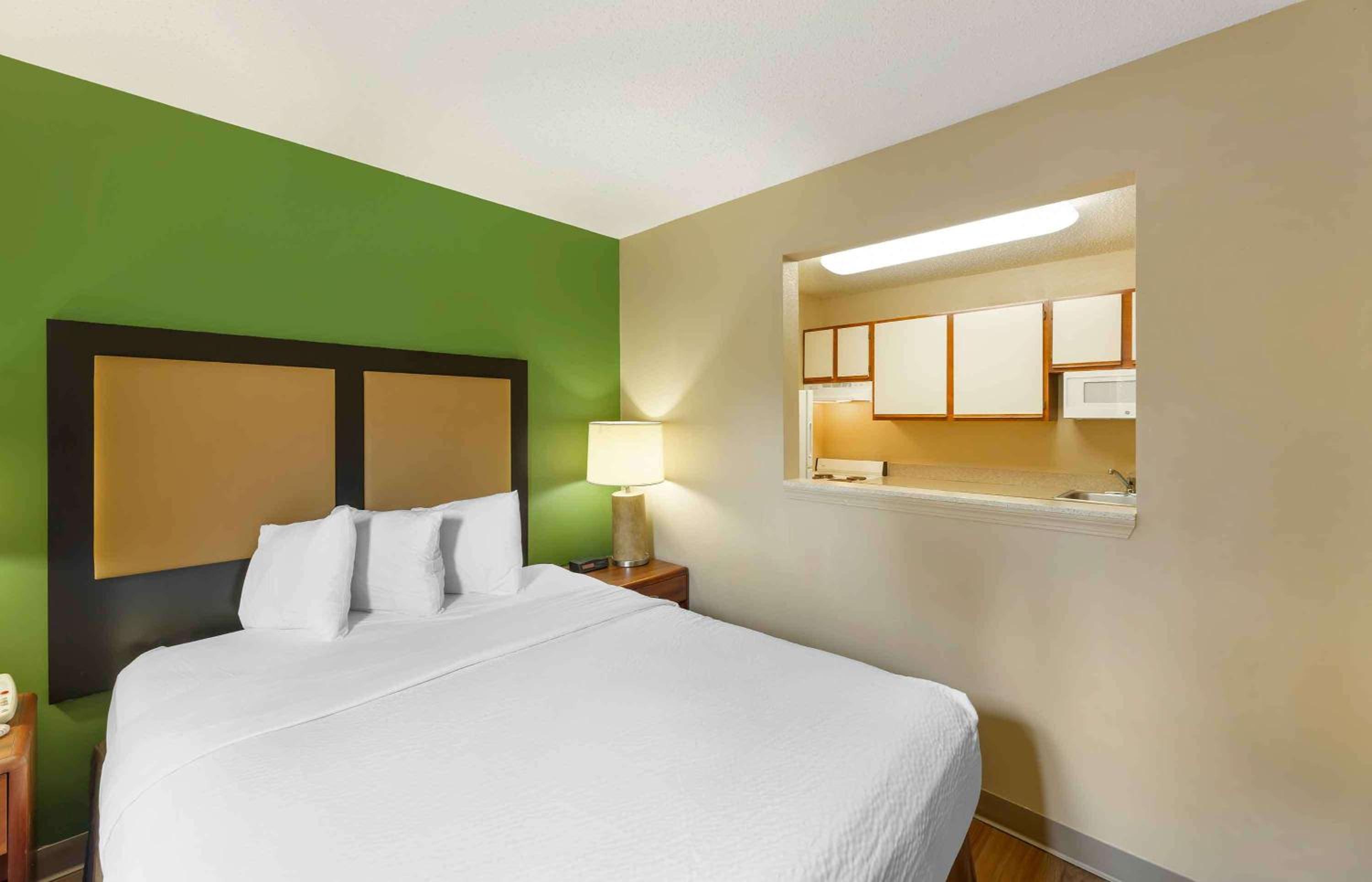 Studio with Two Queen Beds - Non-Smoking - Photo 6