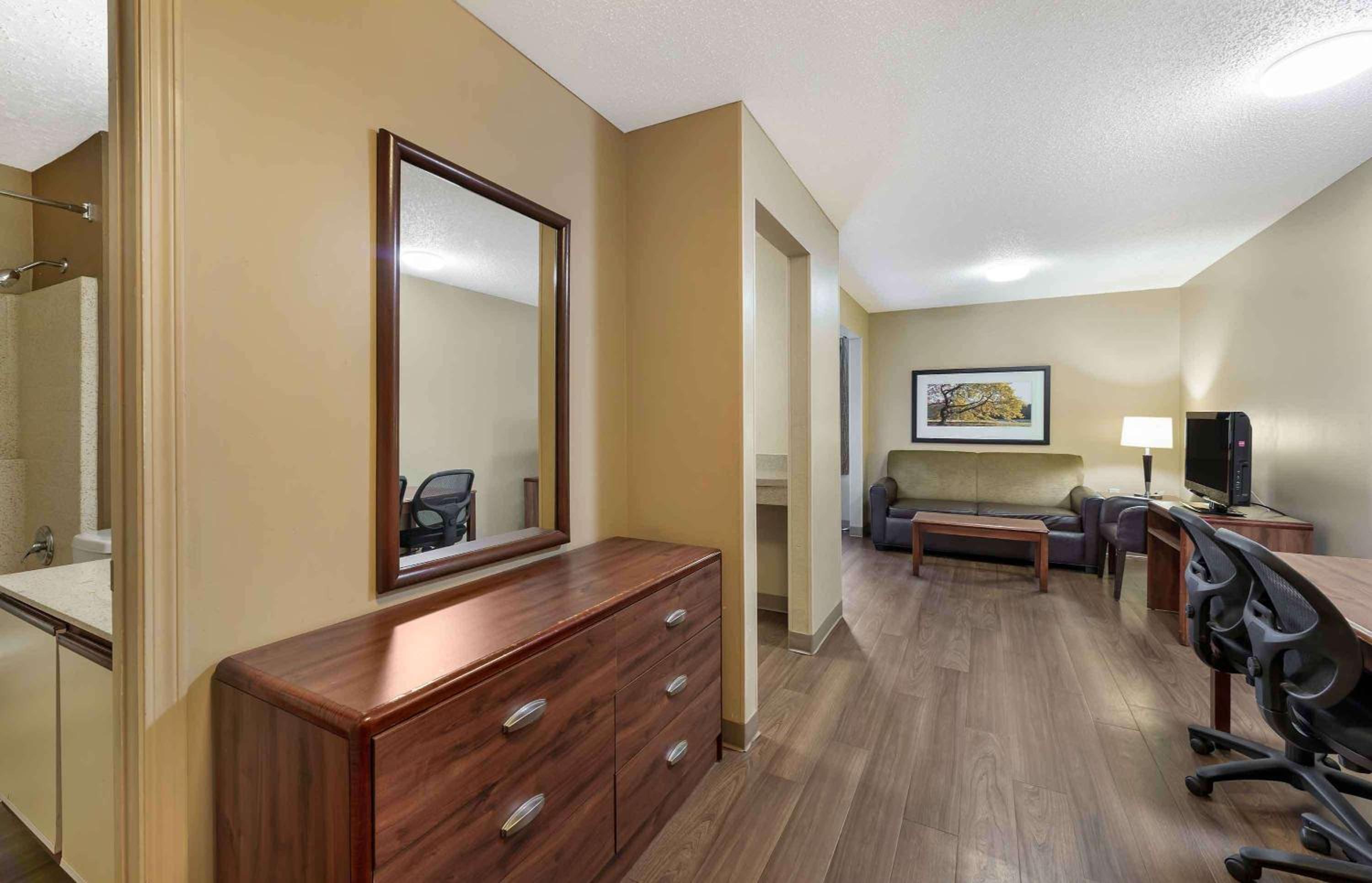 Deluxe Studio with 1 Queen Bed - Non-Smoking - Photo 8