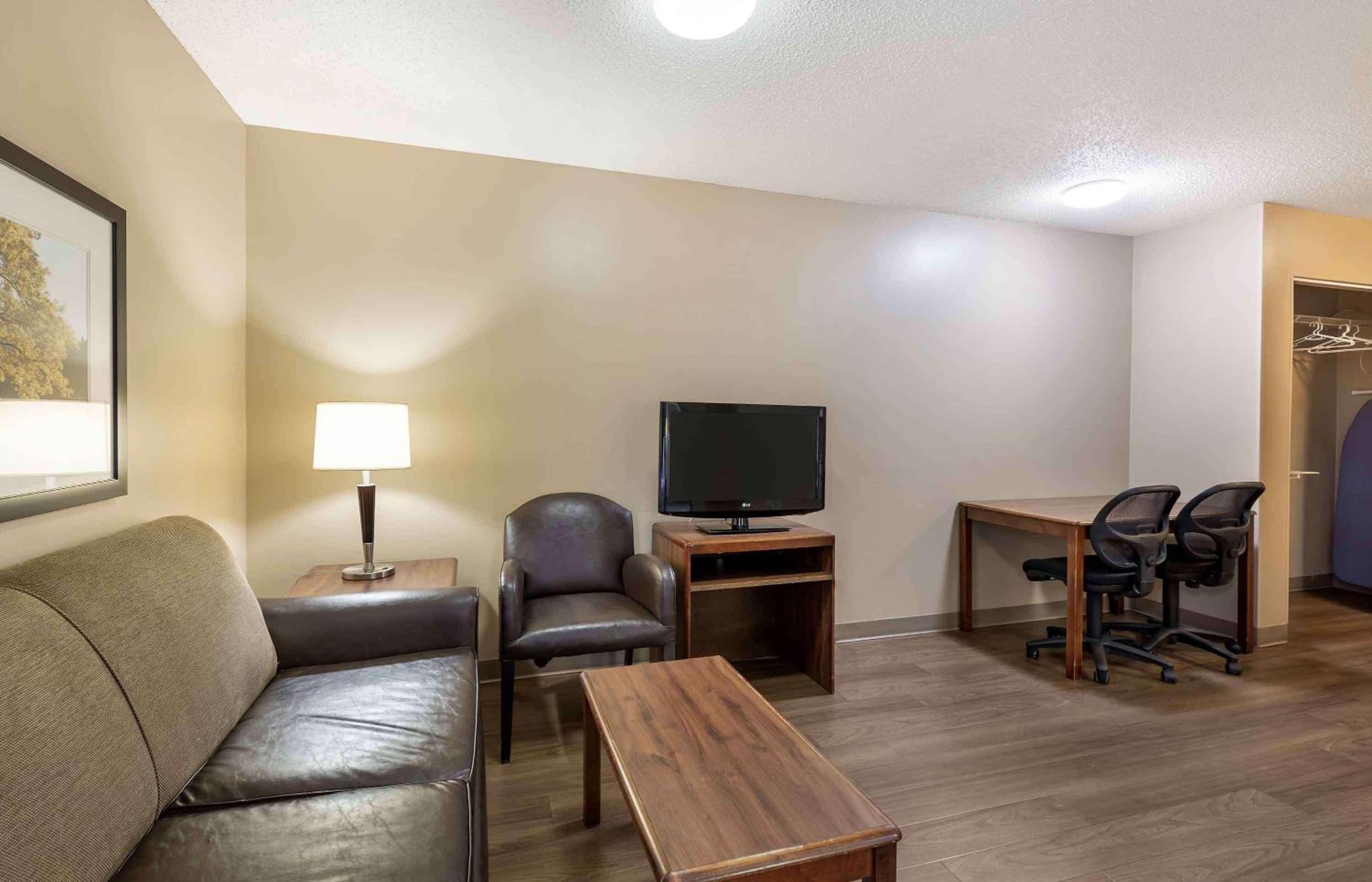 Deluxe Studio with 1 Queen Bed - Non-Smoking - Photo 9