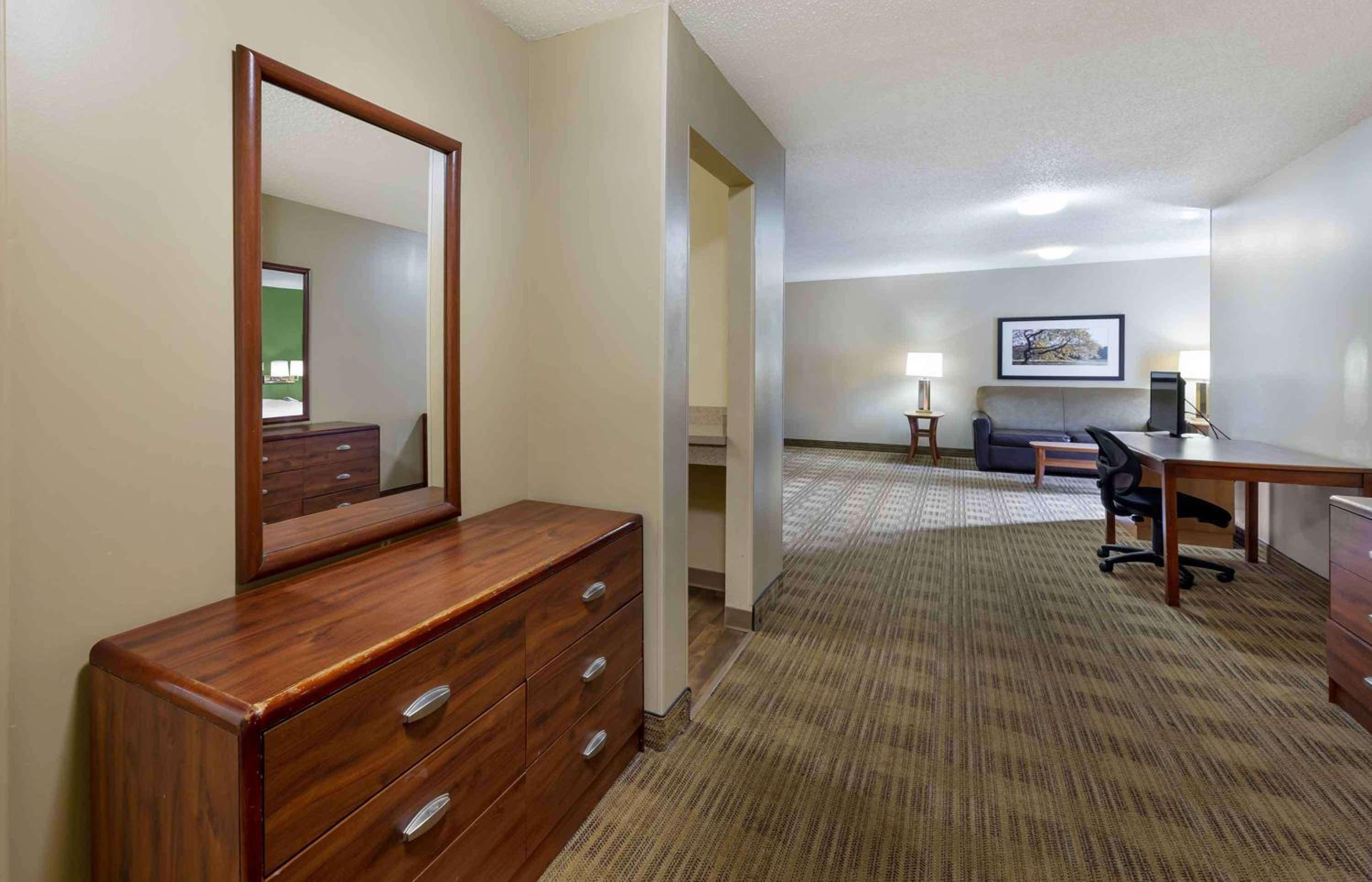 Deluxe Studio with Two Queen Beds - Non-Smoking - Photo 4