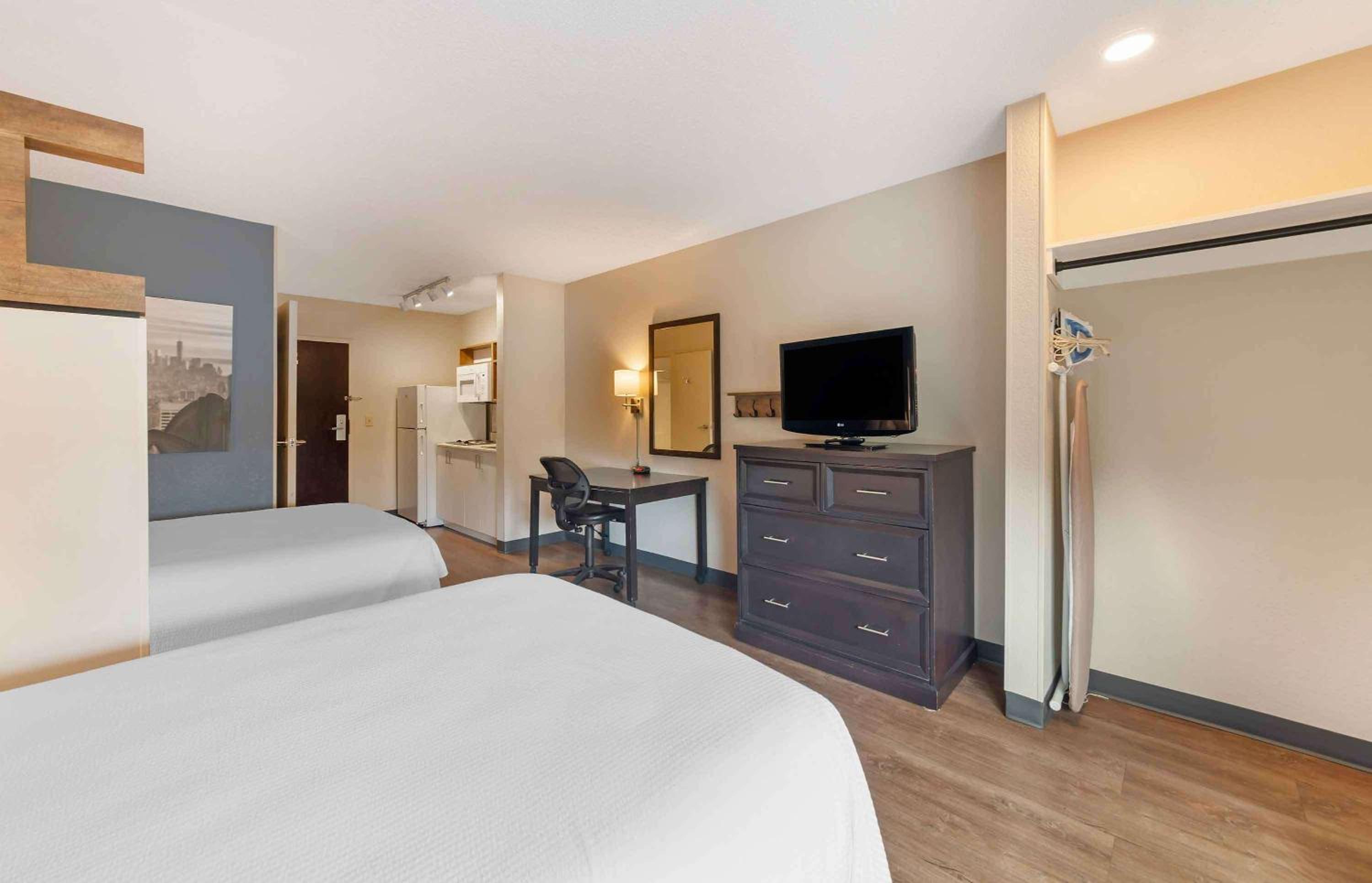 Superior Studio with 2 Double Beds - Non-Smoking - Photo 9
