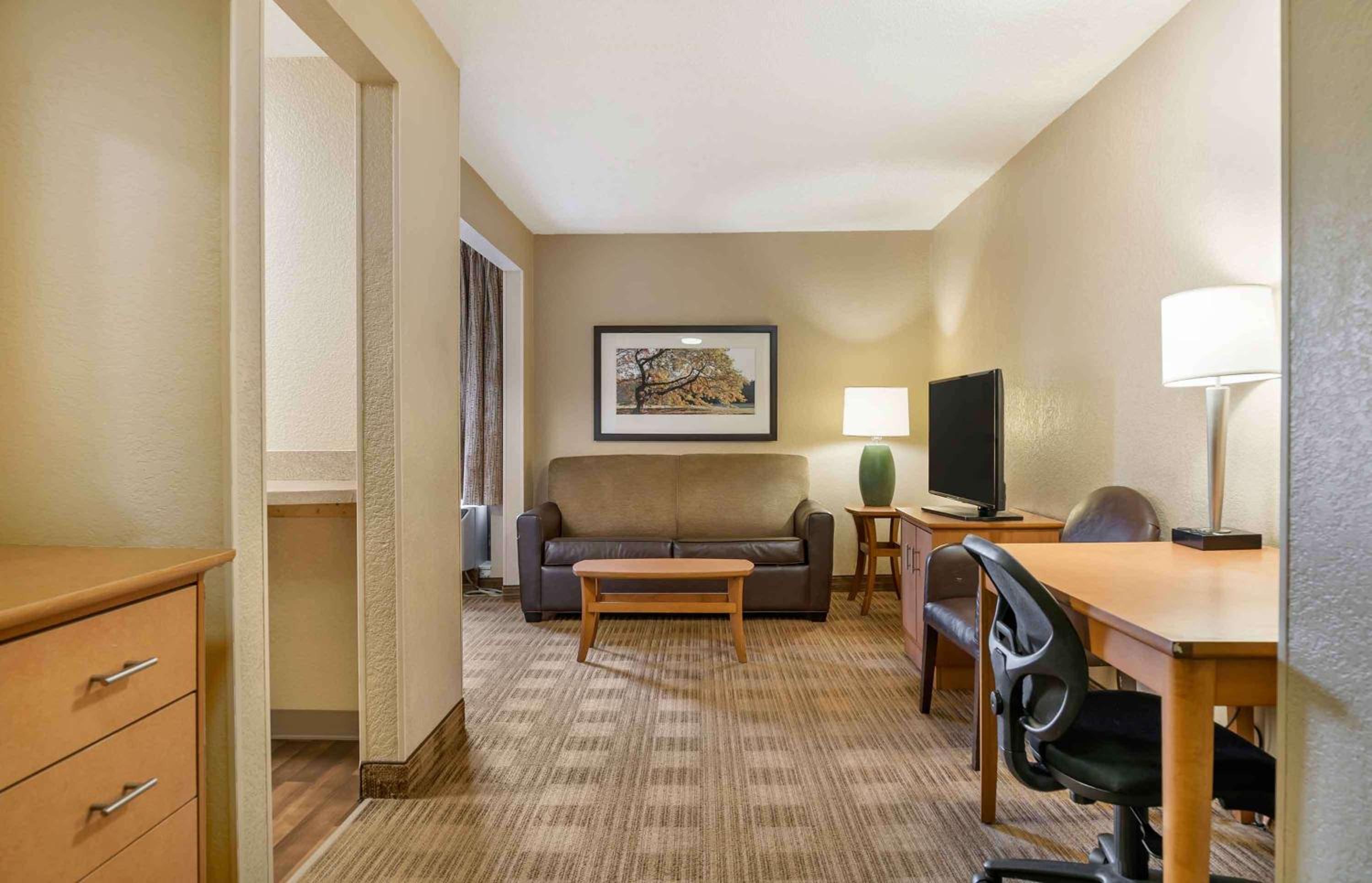 Deluxe Studio with 1 Queen Bed - Non-Smoking - Photo 9