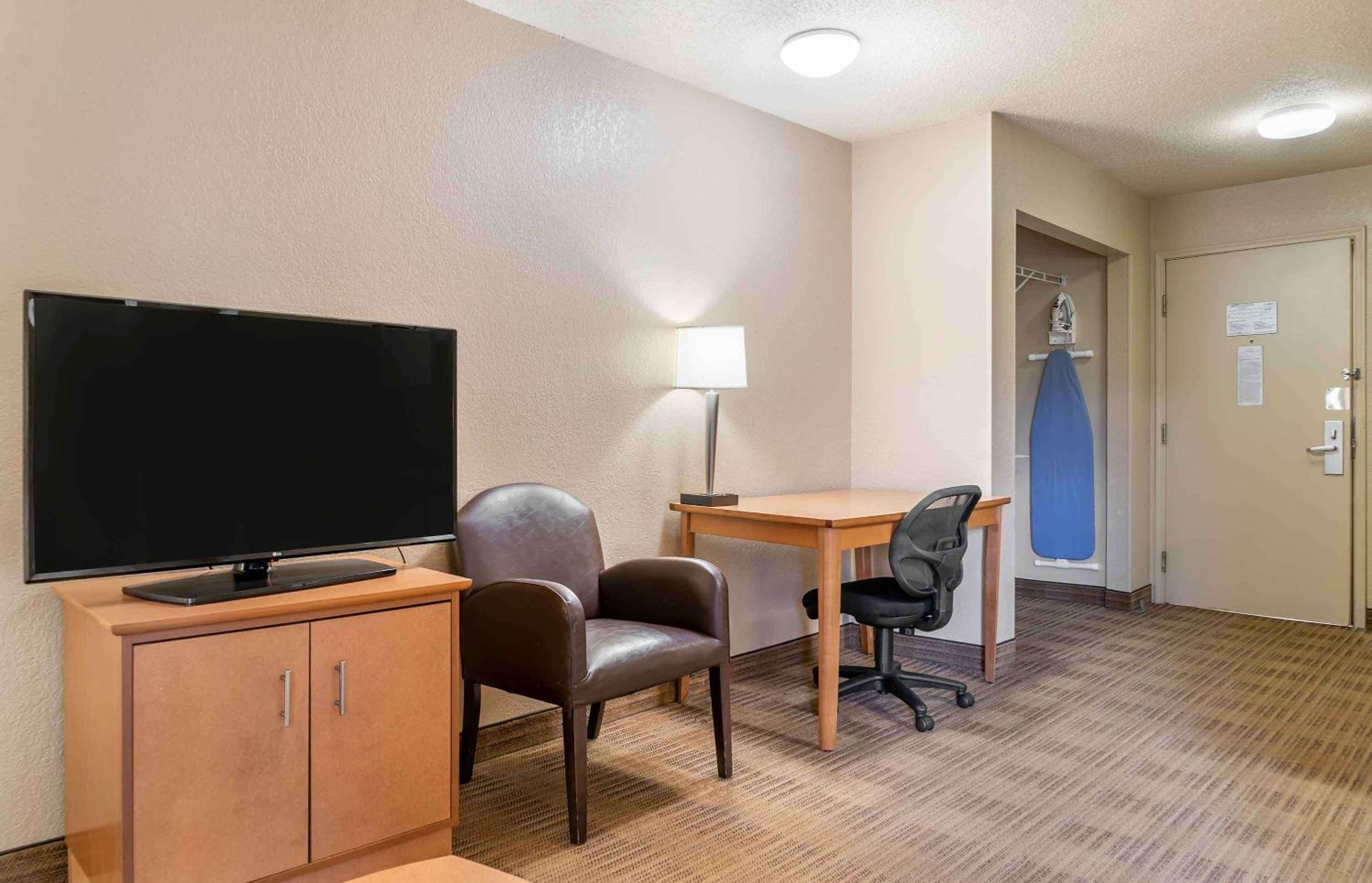 Deluxe Studio with 1 Queen Bed - Non-Smoking - Photo 8