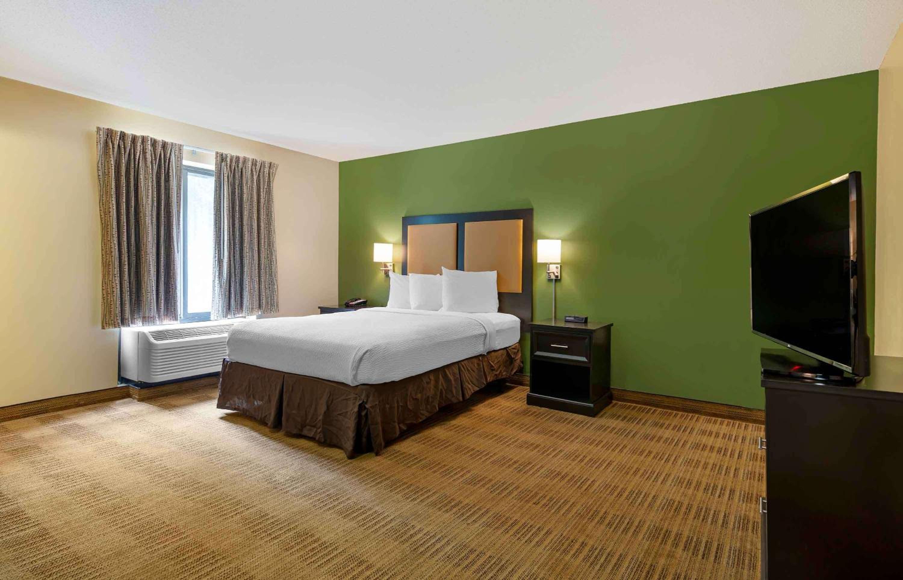 Deluxe Studio with 1 Queen Bed - Non-Smoking photo 1