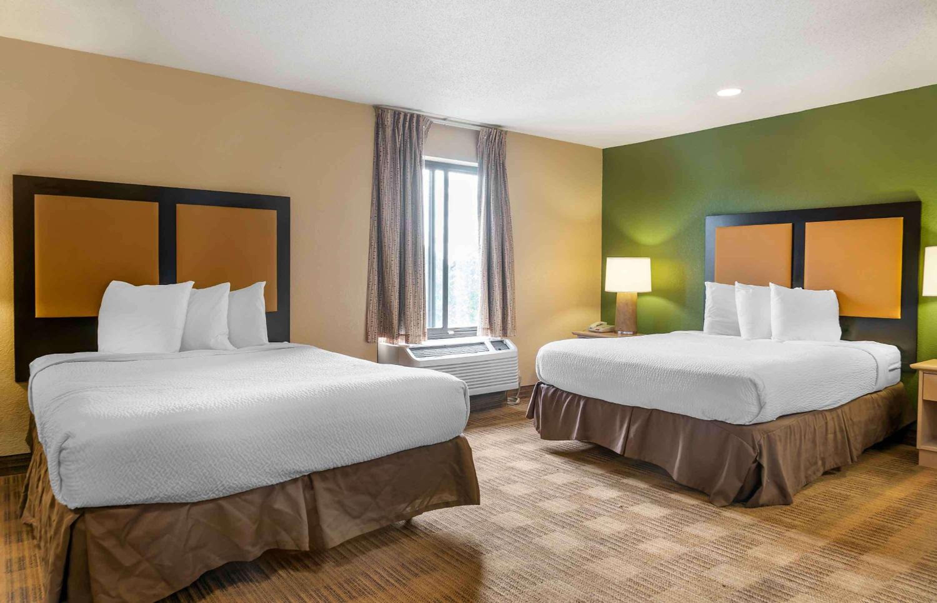 Deluxe Studio with 2 Queen Beds - Non-Smoking - Photo 1