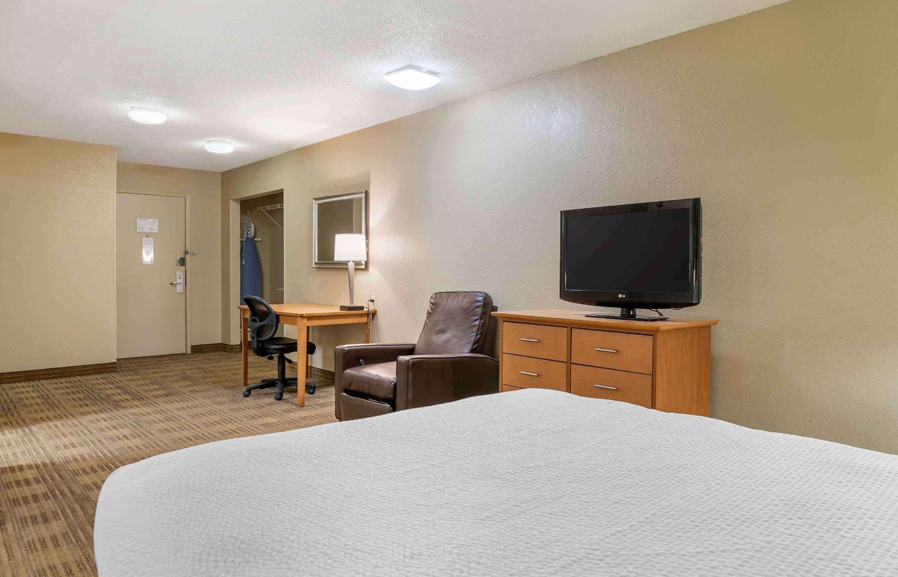 Deluxe Studio with 2 Queen Beds - Non-Smoking - Photo 7
