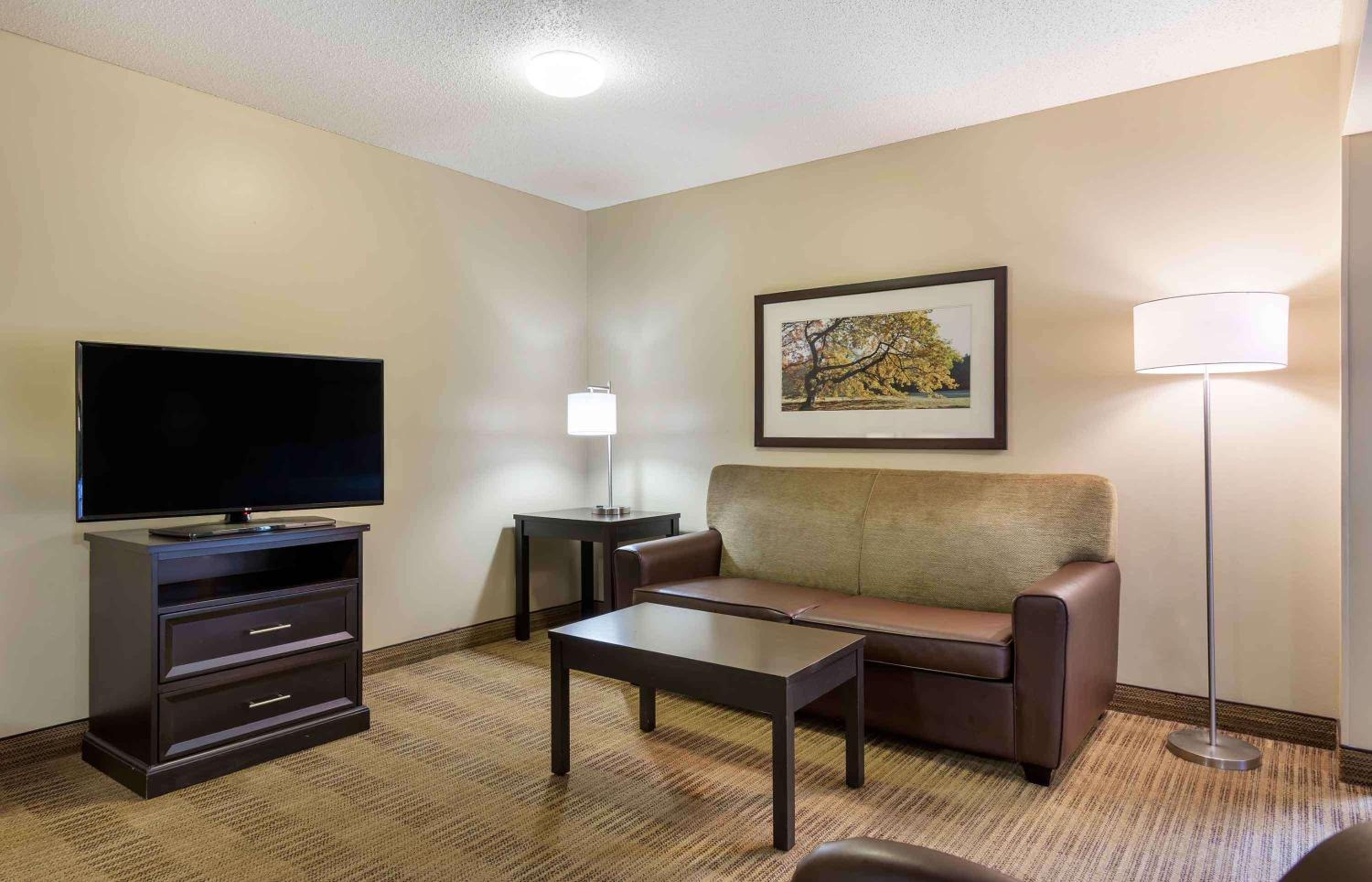 Deluxe Studio with 1 Queen Bed - Non-Smoking photo 2