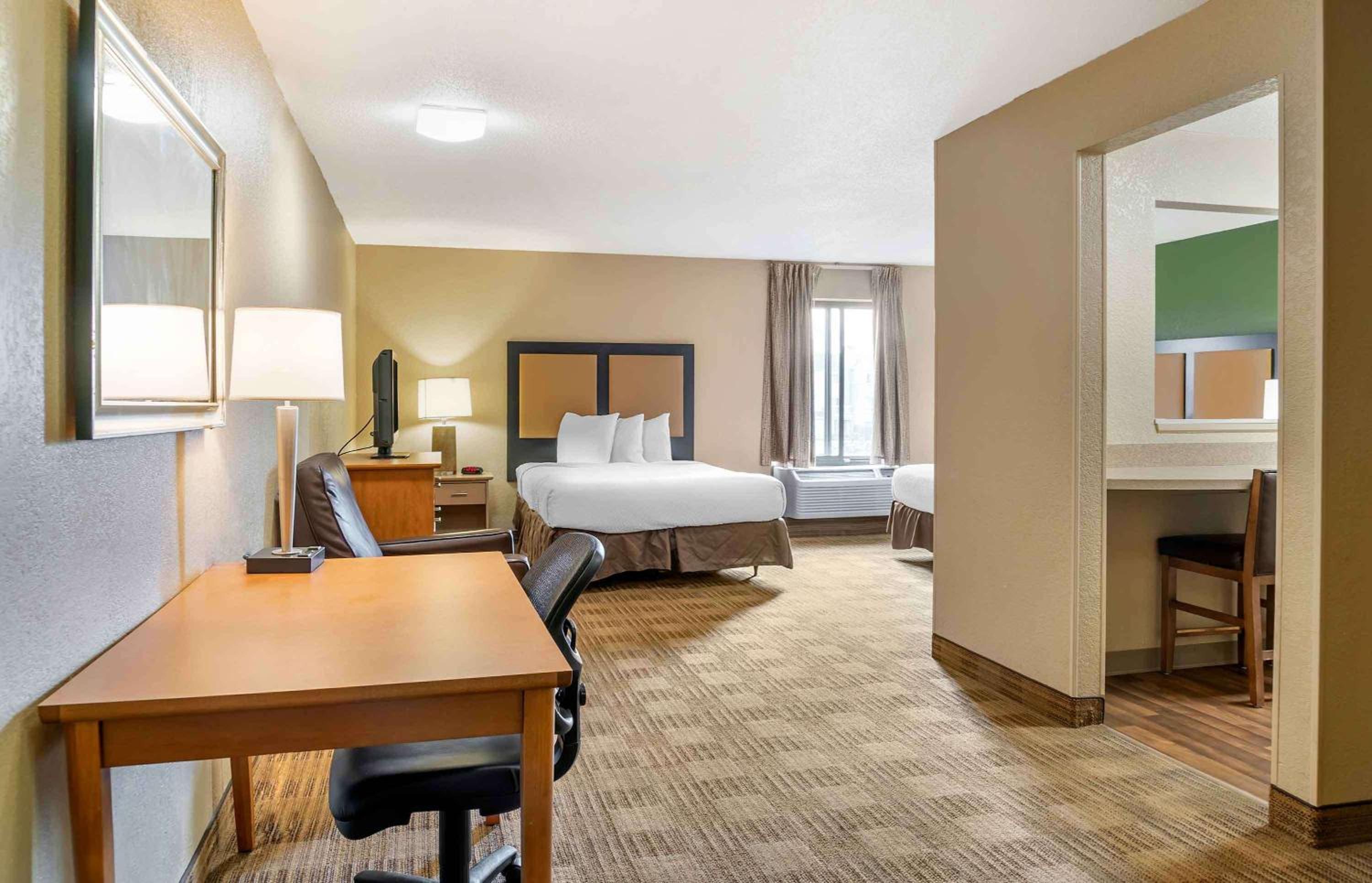 Deluxe Studio with 2 Queen Beds - Non-Smoking - Photo 8