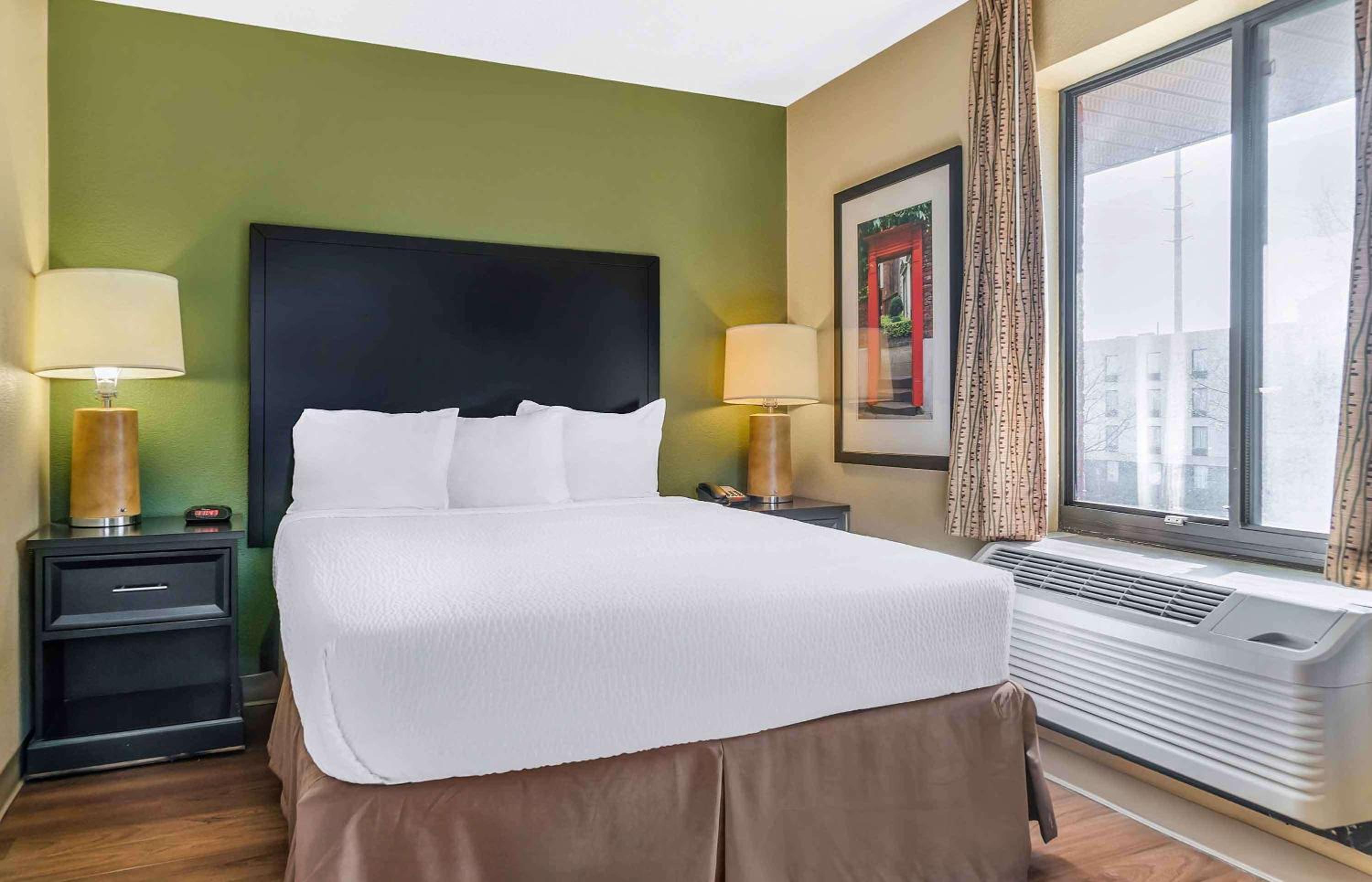 Deluxe Studio with 1 Queen Bed - Non-Smoking - Photo 1