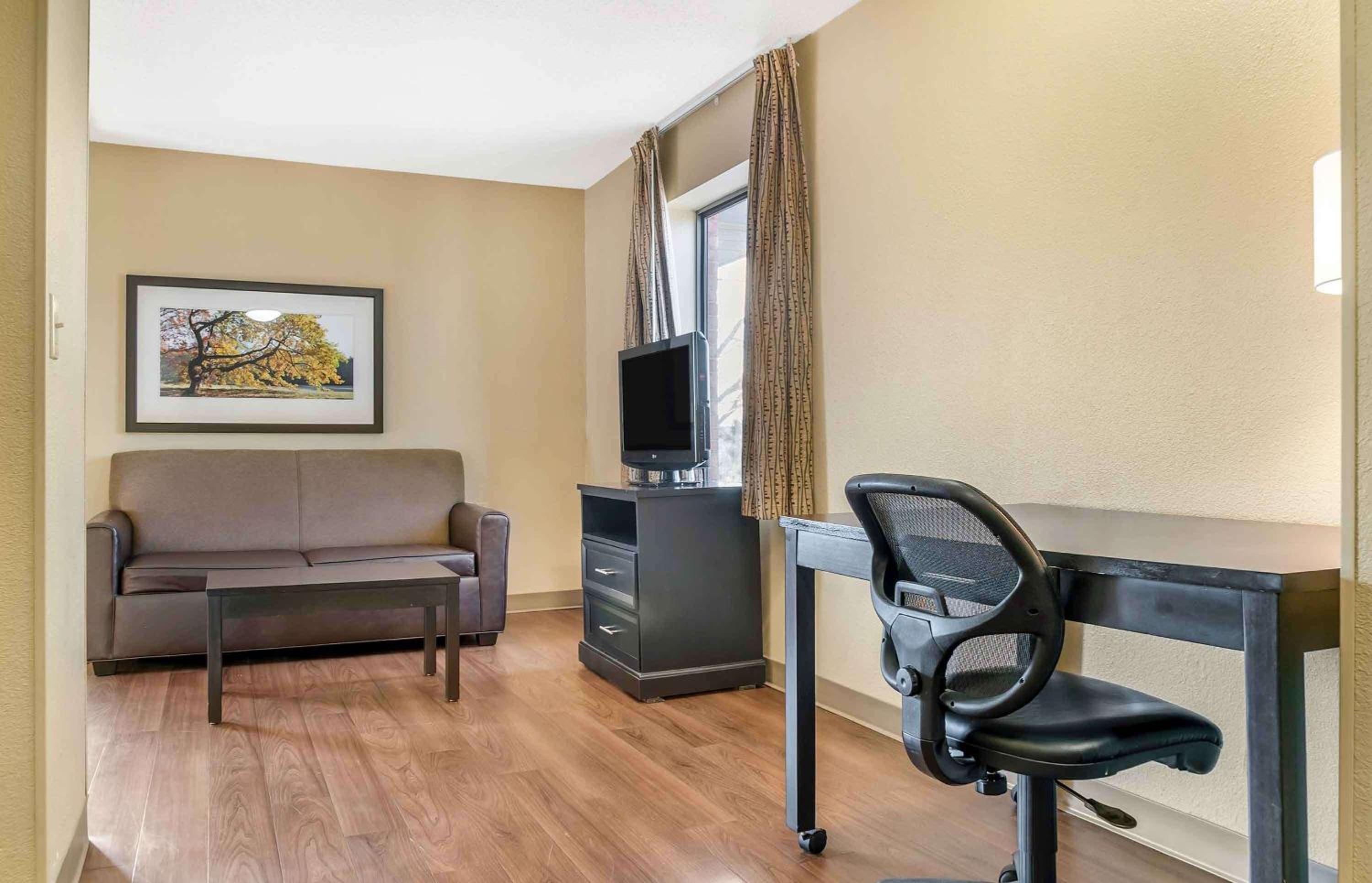 Deluxe Studio with 1 Queen Bed - Non-Smoking - Photo 6