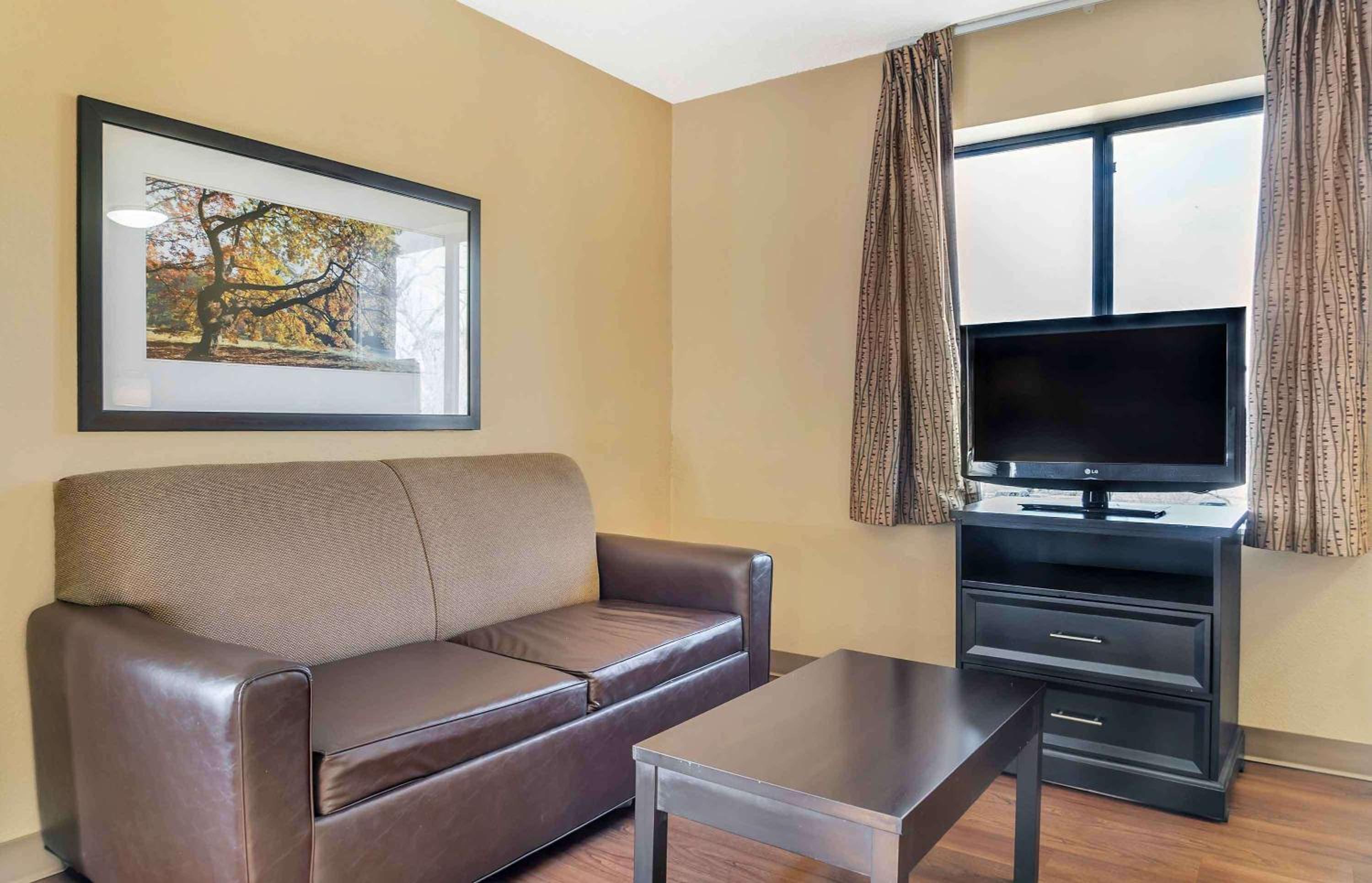 Deluxe Studio with 1 Queen Bed - Non-Smoking - Photo 7